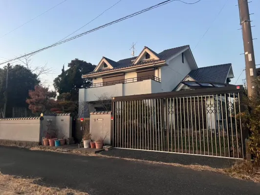 長生郡白子町中古戸建の外観 - 三角屋根の2階建て住宅