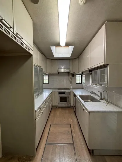 長生郡白子町中古戸建のモダンなシステムキッチン