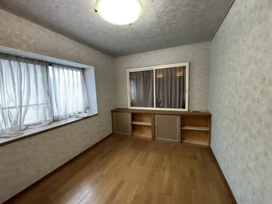 長生郡白子町中古戸建の洋室内観、造り付け収納と窓