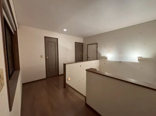 長生郡白子町中古戸建の2階廊下とホール