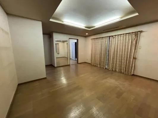 長生郡白子町中古戸建の間接照明付きリビングルーム内観