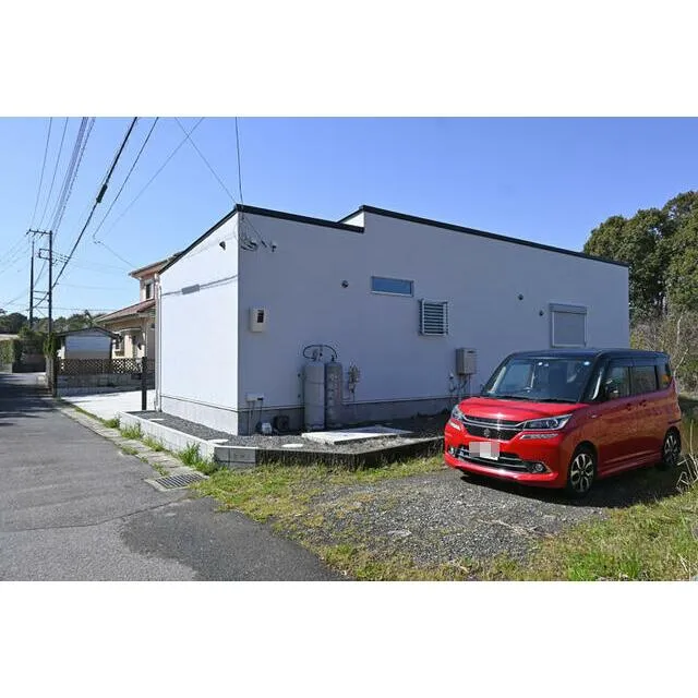 長生村一松中古戸建の外観と駐車場の様子