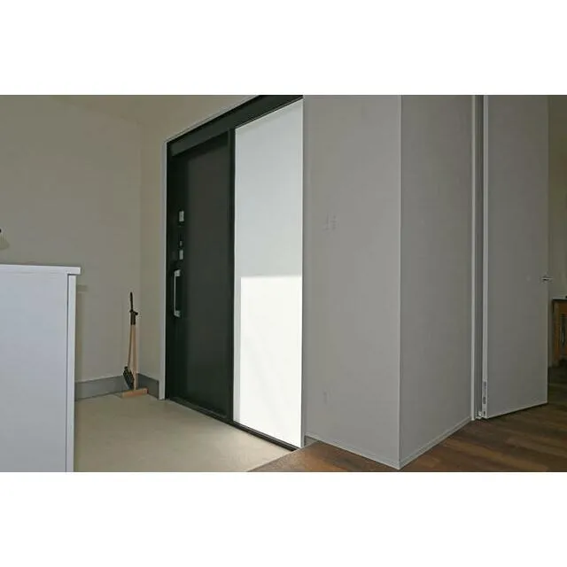 長生村一松中古戸建のモダンな室内引き戸とフローリング