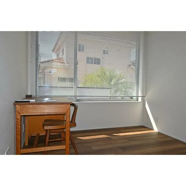 長生村一松中古戸建の室内ワークスペース・木製デスクと大きな窓