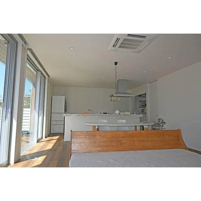 長生村一松中古戸建のモダンなオープンキッチンとダイニング