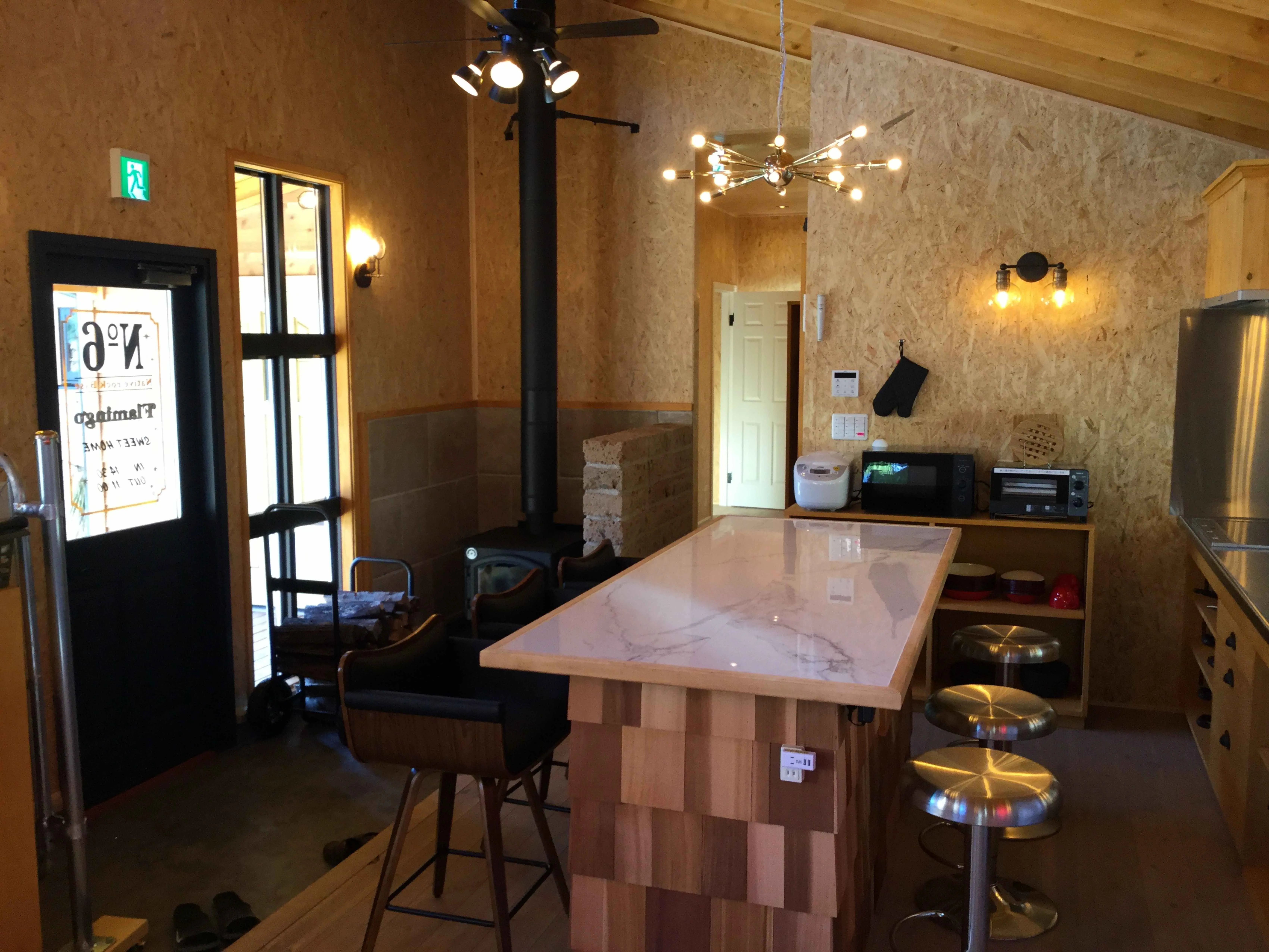 富津市岩本中古戸建のモダンなキッチン・ダイニング空間