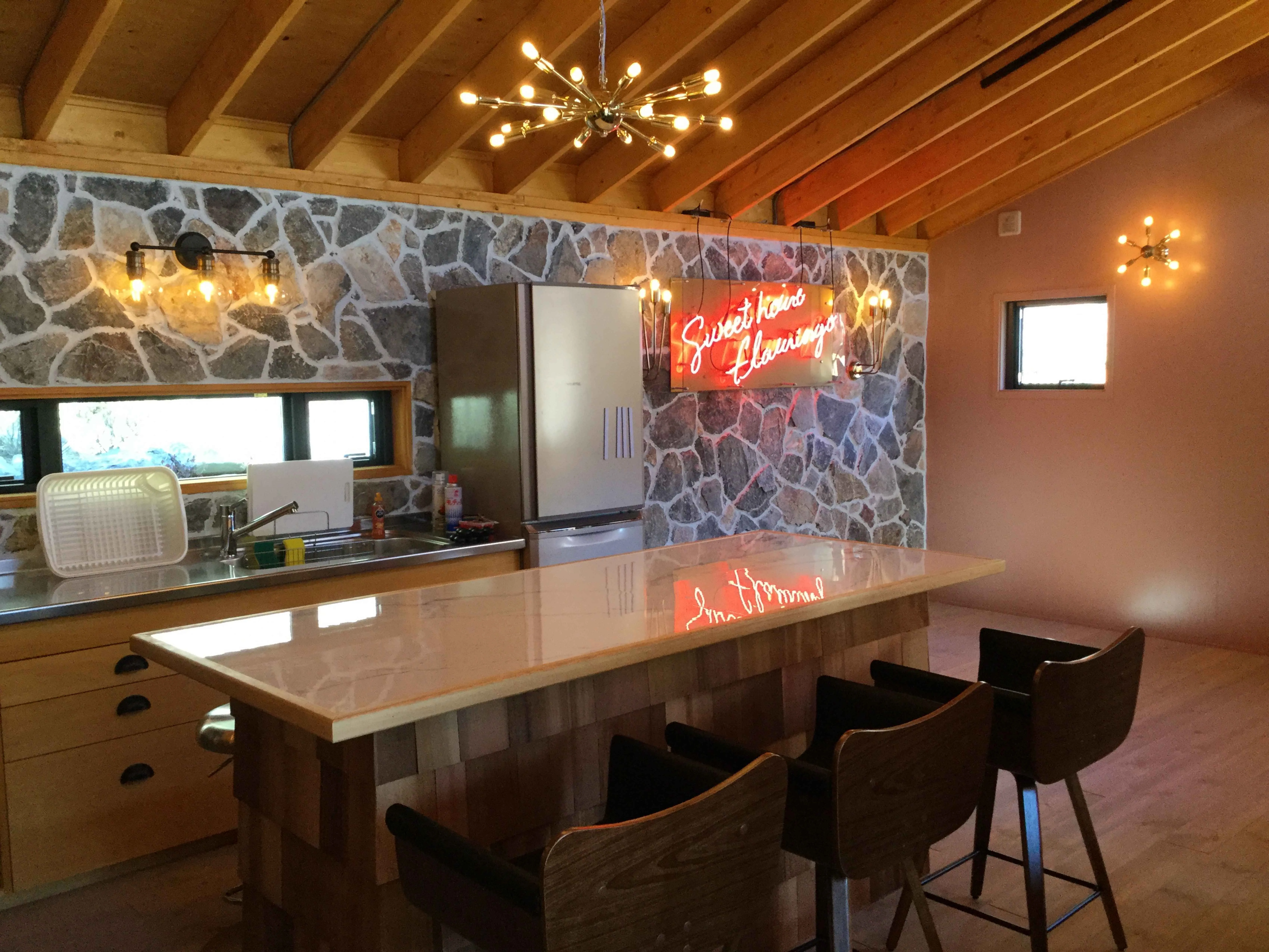 富津市岩本中古戸建のモダンなアイランドキッチン