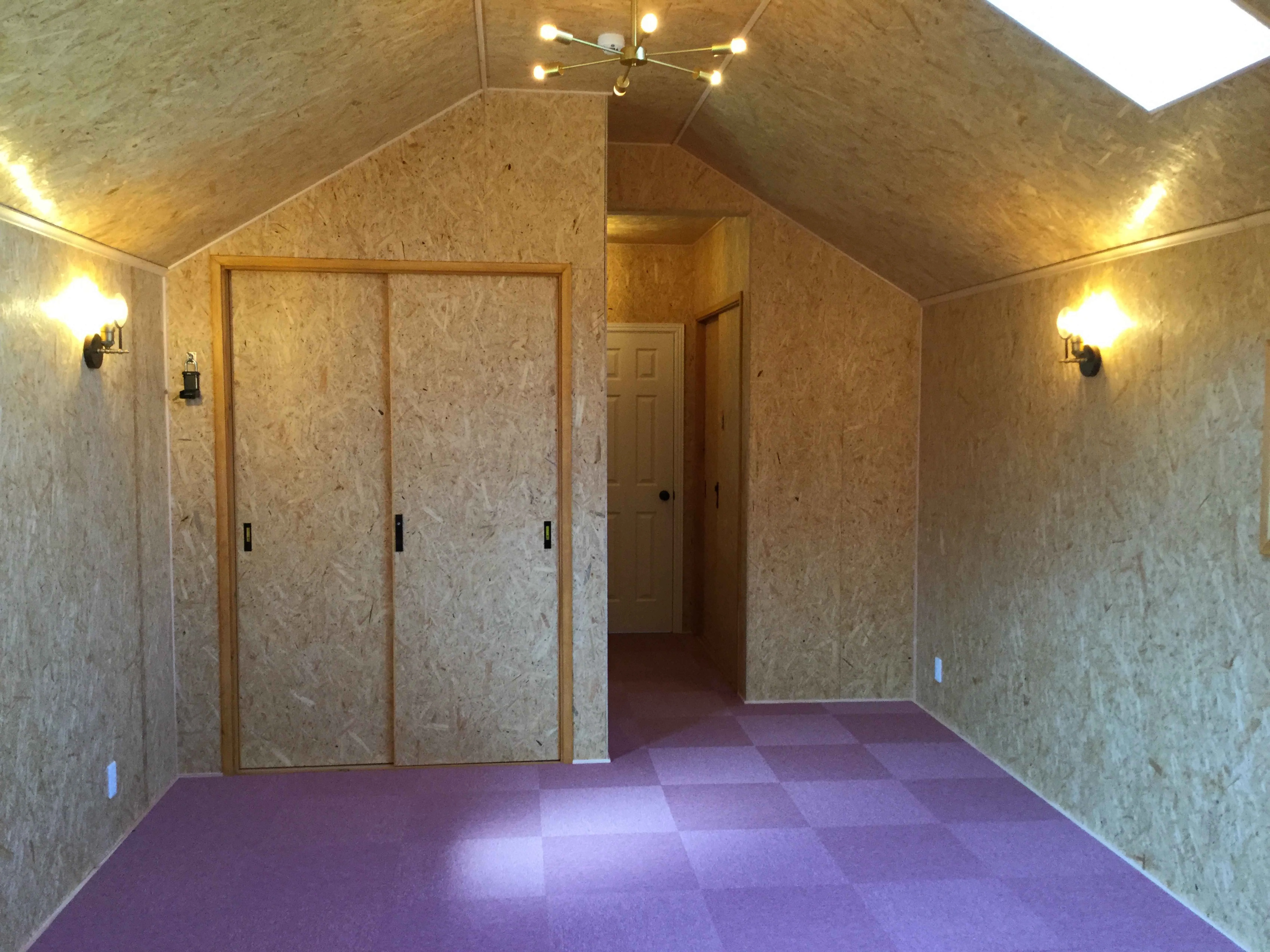 富津市岩本中古戸建の2階寝室・勾配天井とクローゼット