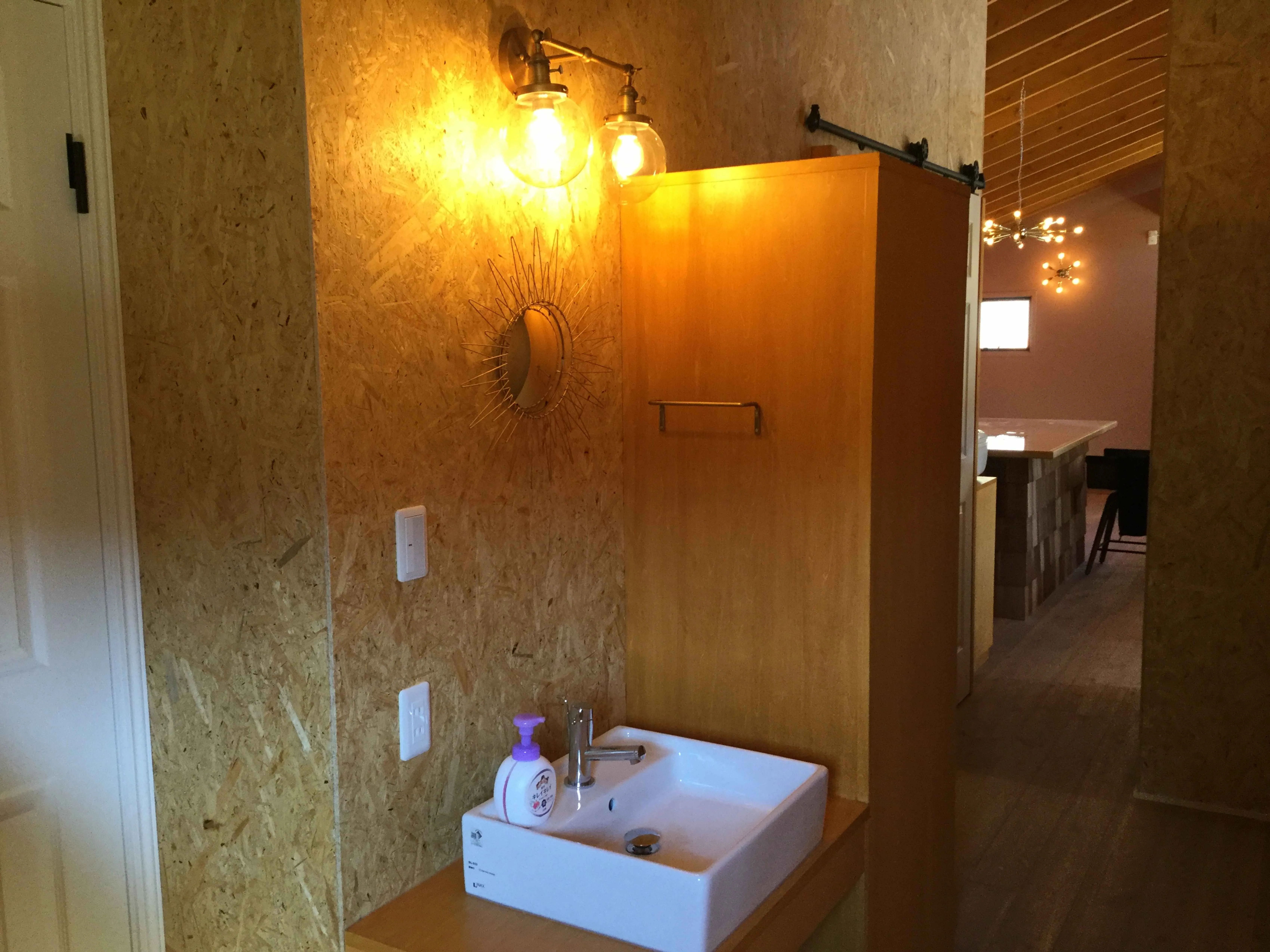 富津市岩本中古戸建のモダンな洗面スペース