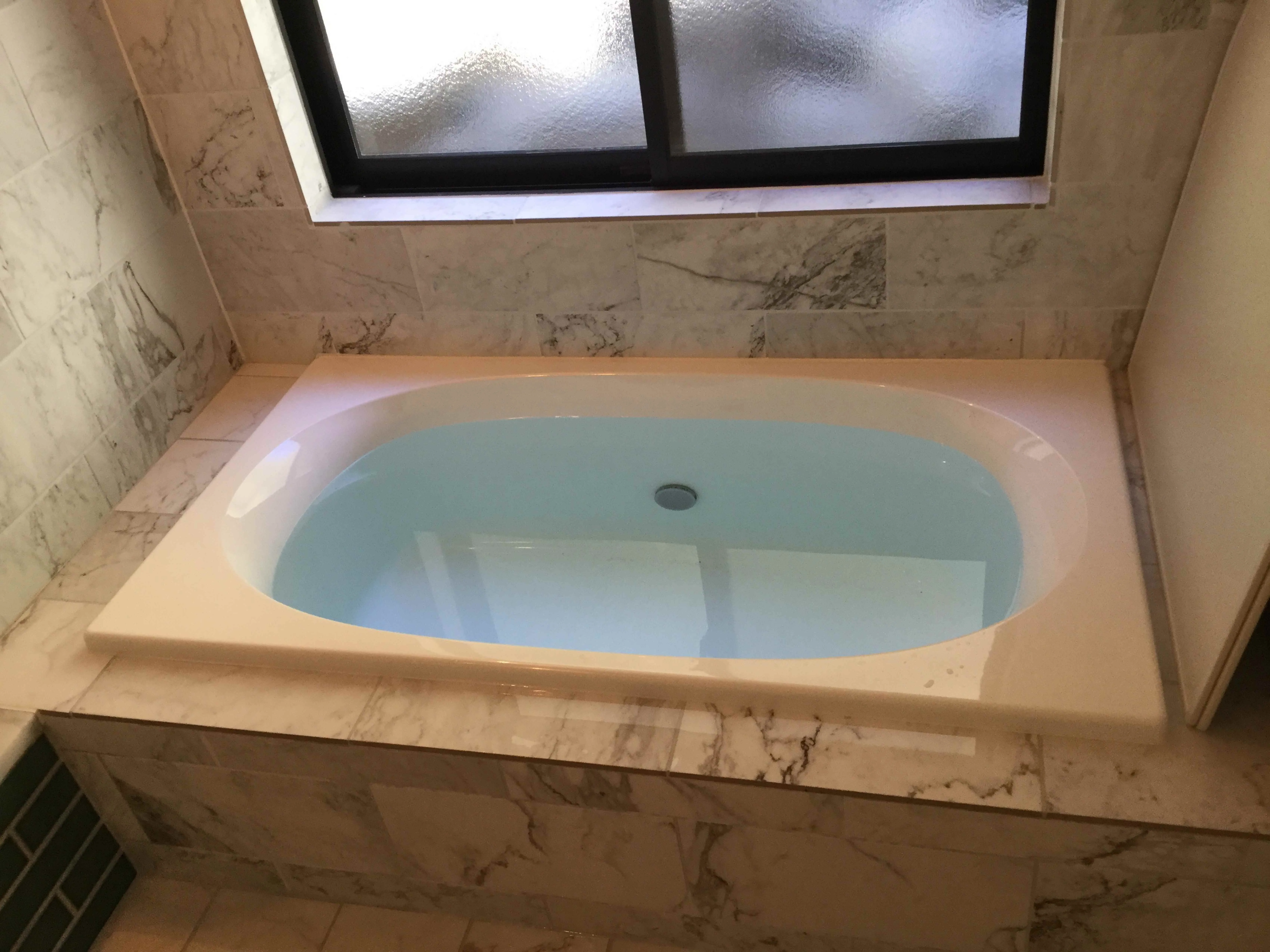 富津市岩本中古戸建の大理石調の浴室