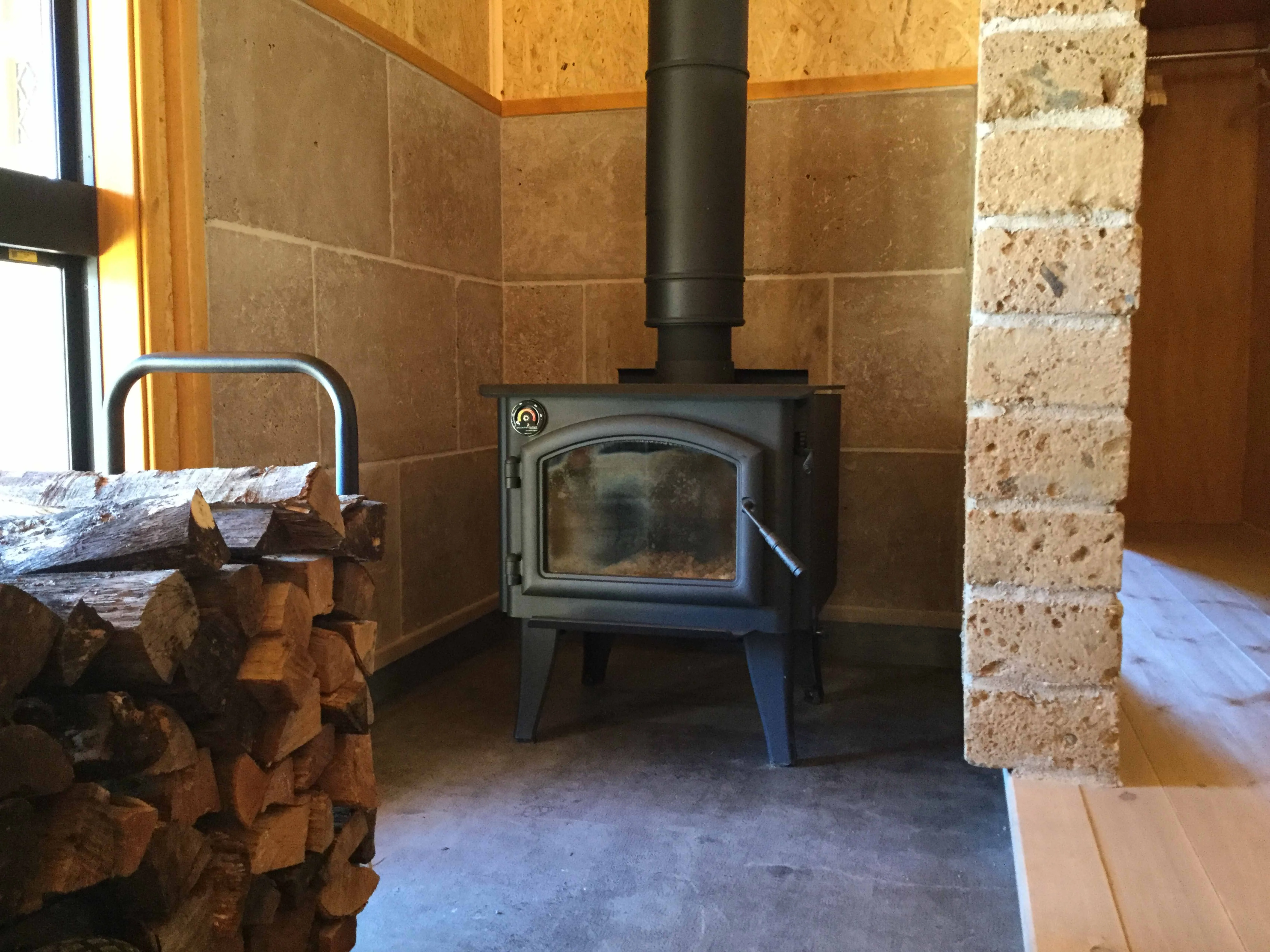 富津市岩本中古戸建の薪ストーブ設置室内