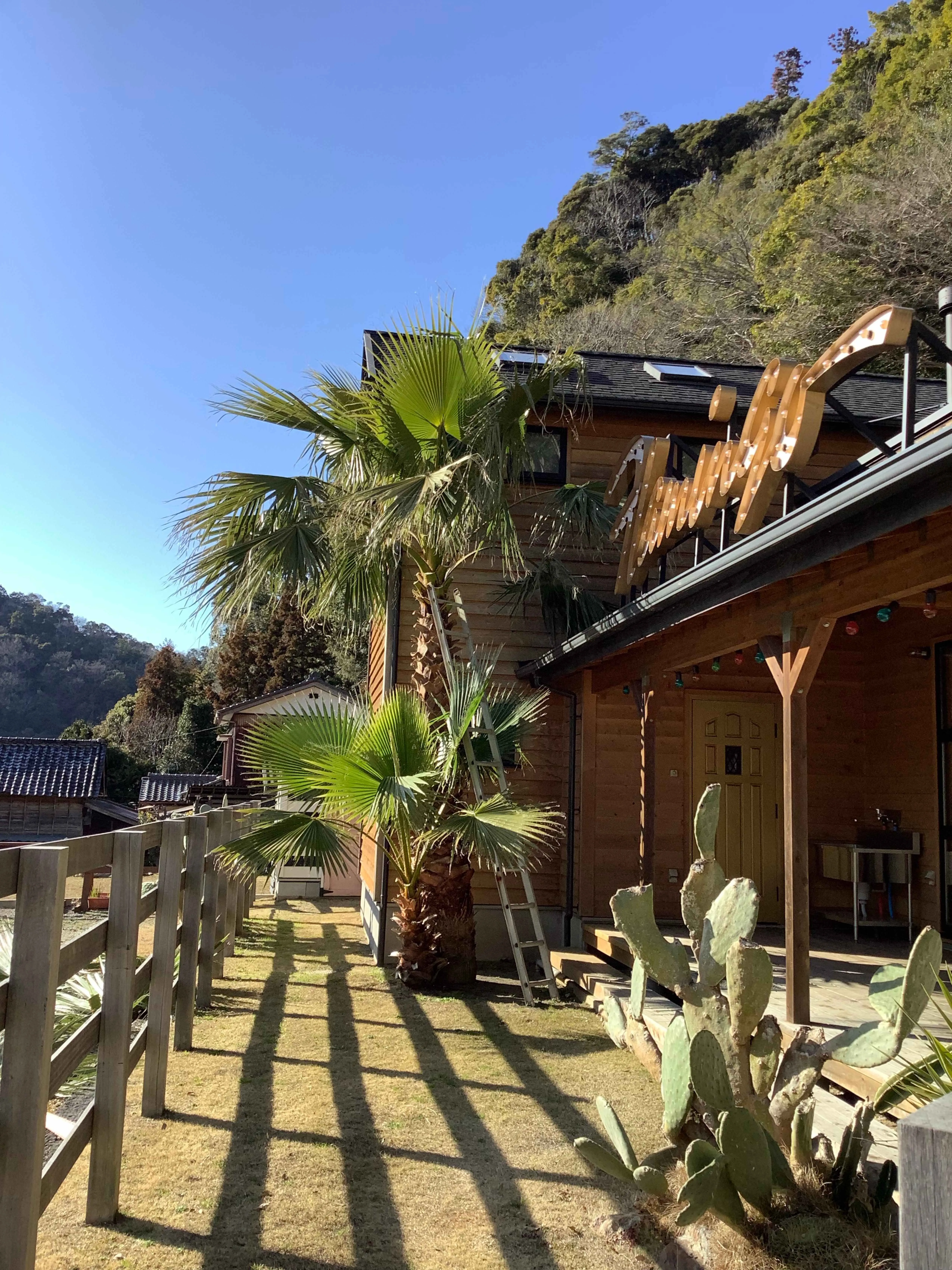 富津市岩本中古戸建の南国風庭園とウッドデッキテラス