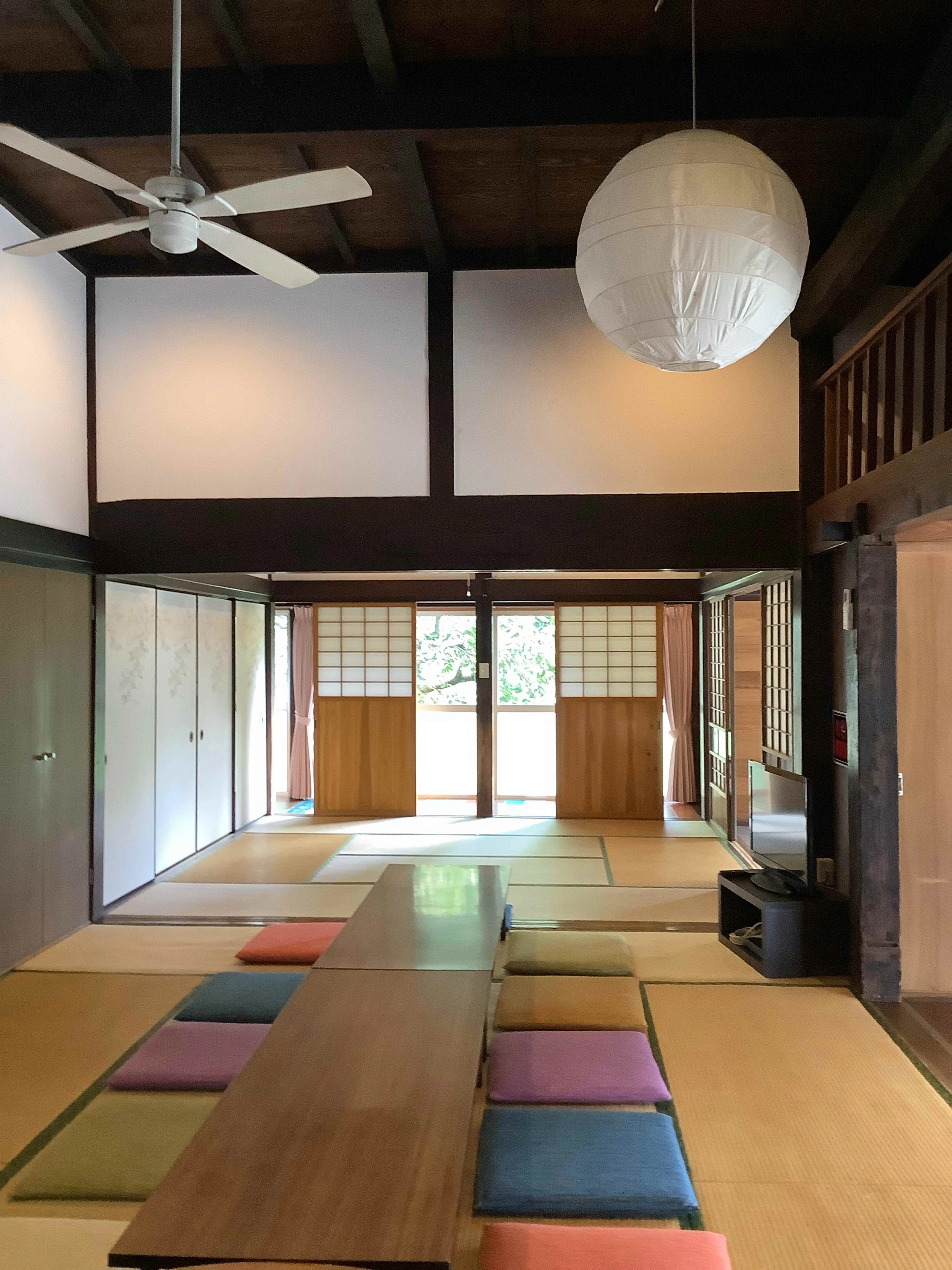 富津市岩本中古戸建の和室内観・梁見せ天井と畳敷きリビング