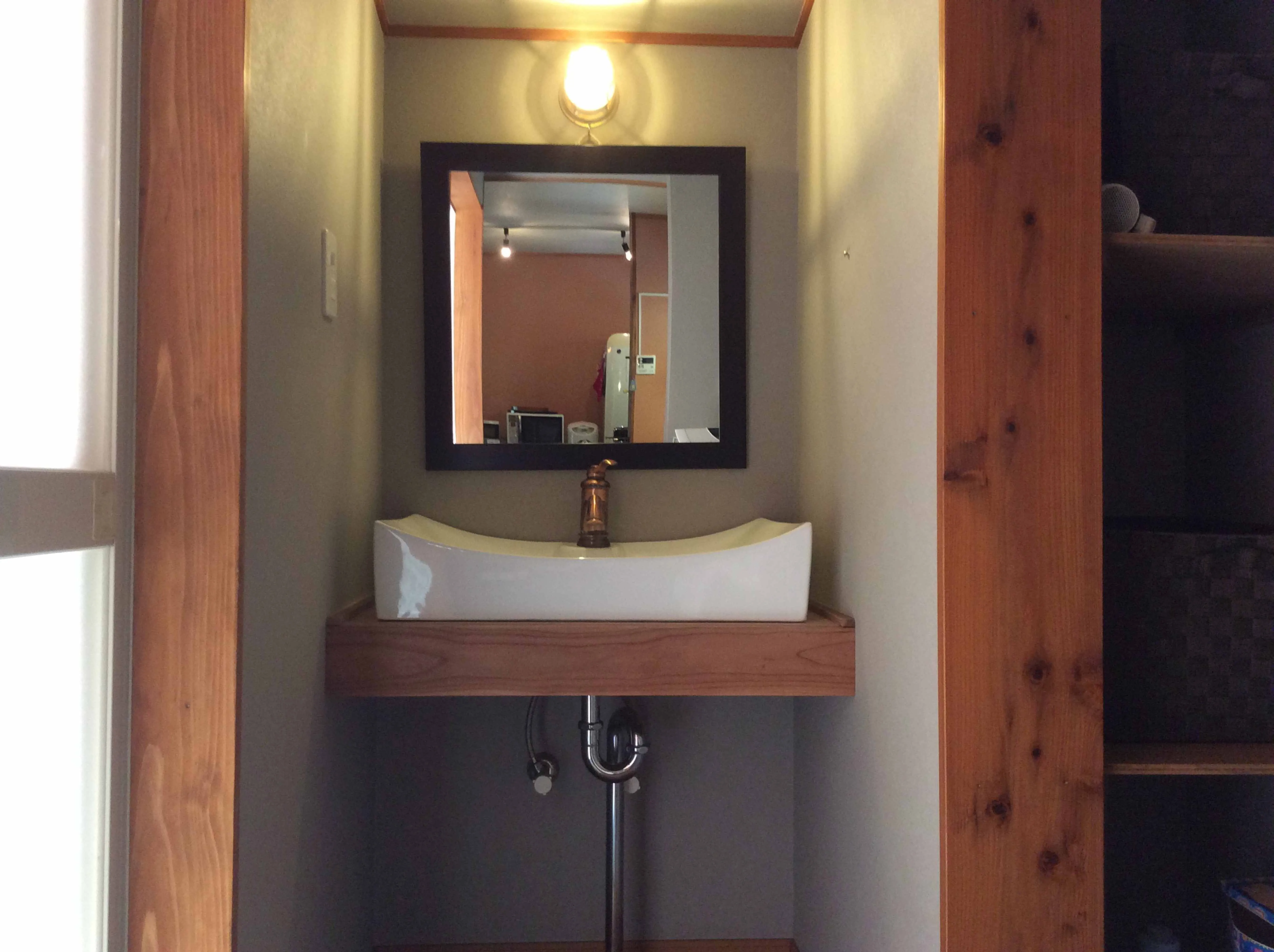 富津市岩本中古戸建の洗面スペース・木製カウンター付洗面台