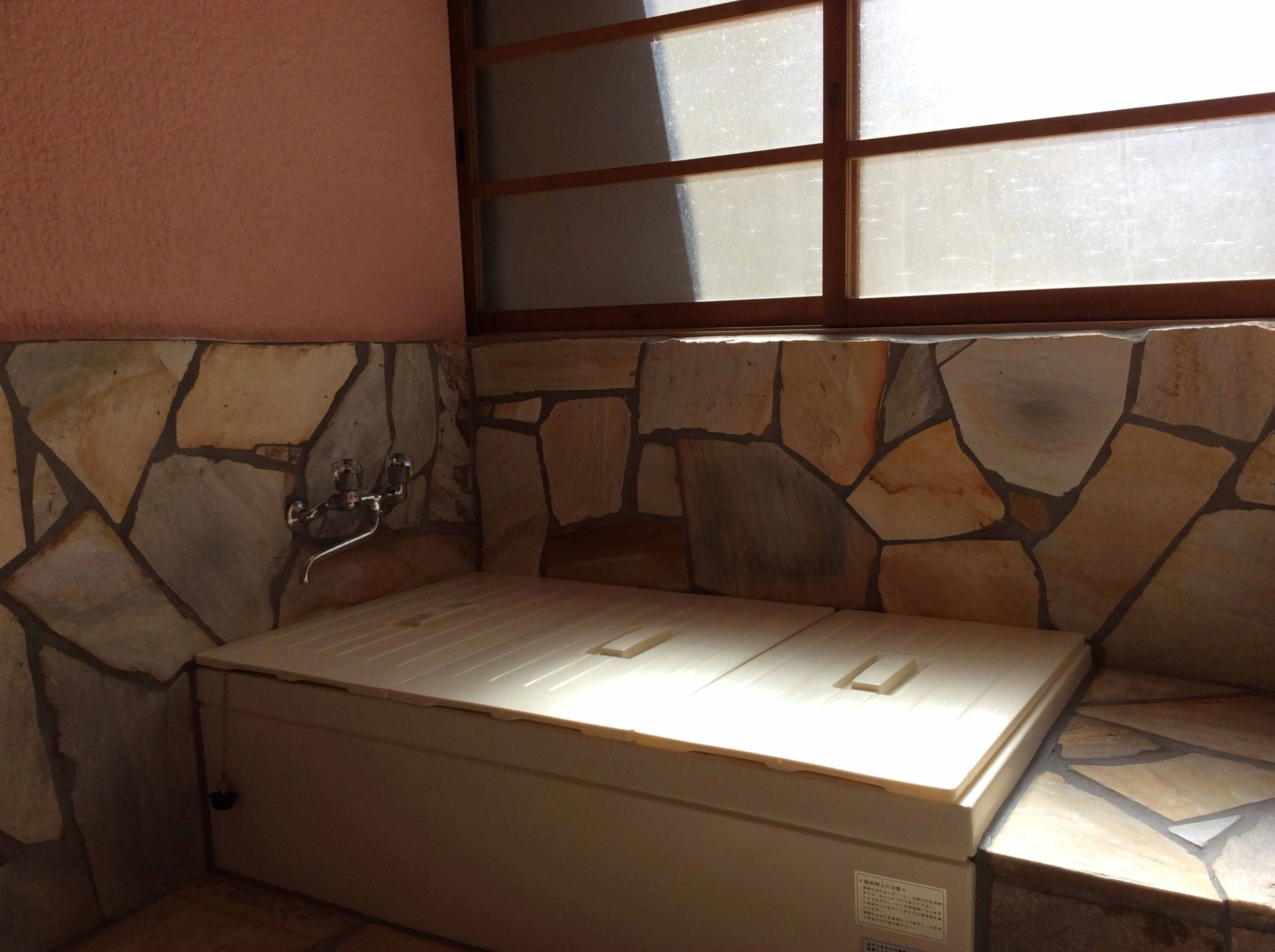 富津市岩本中古戸建の天然石張り浴室内観