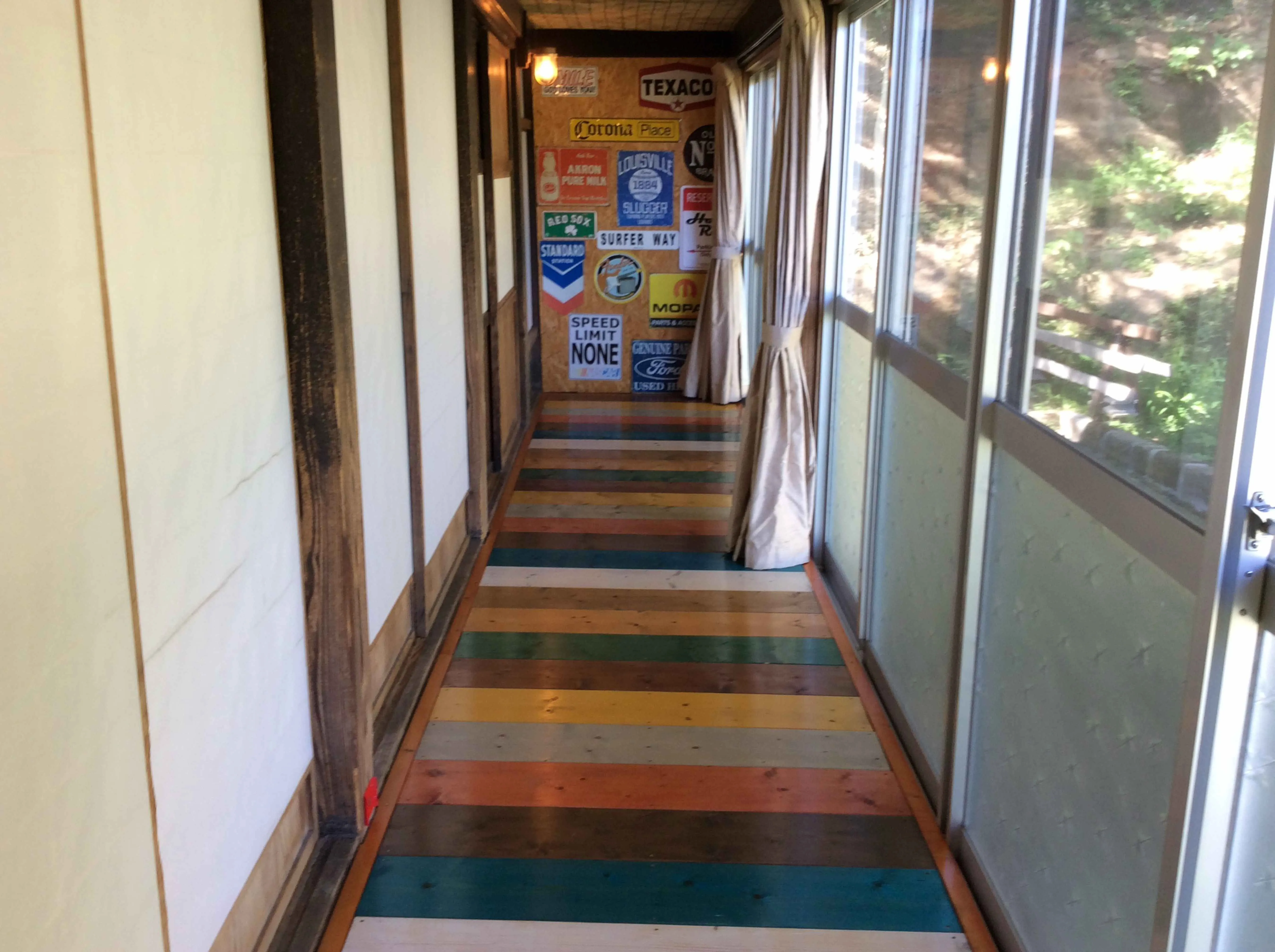 富津市岩本中古戸建のカラフルなフローリングの廊下とヴィンテージサイン