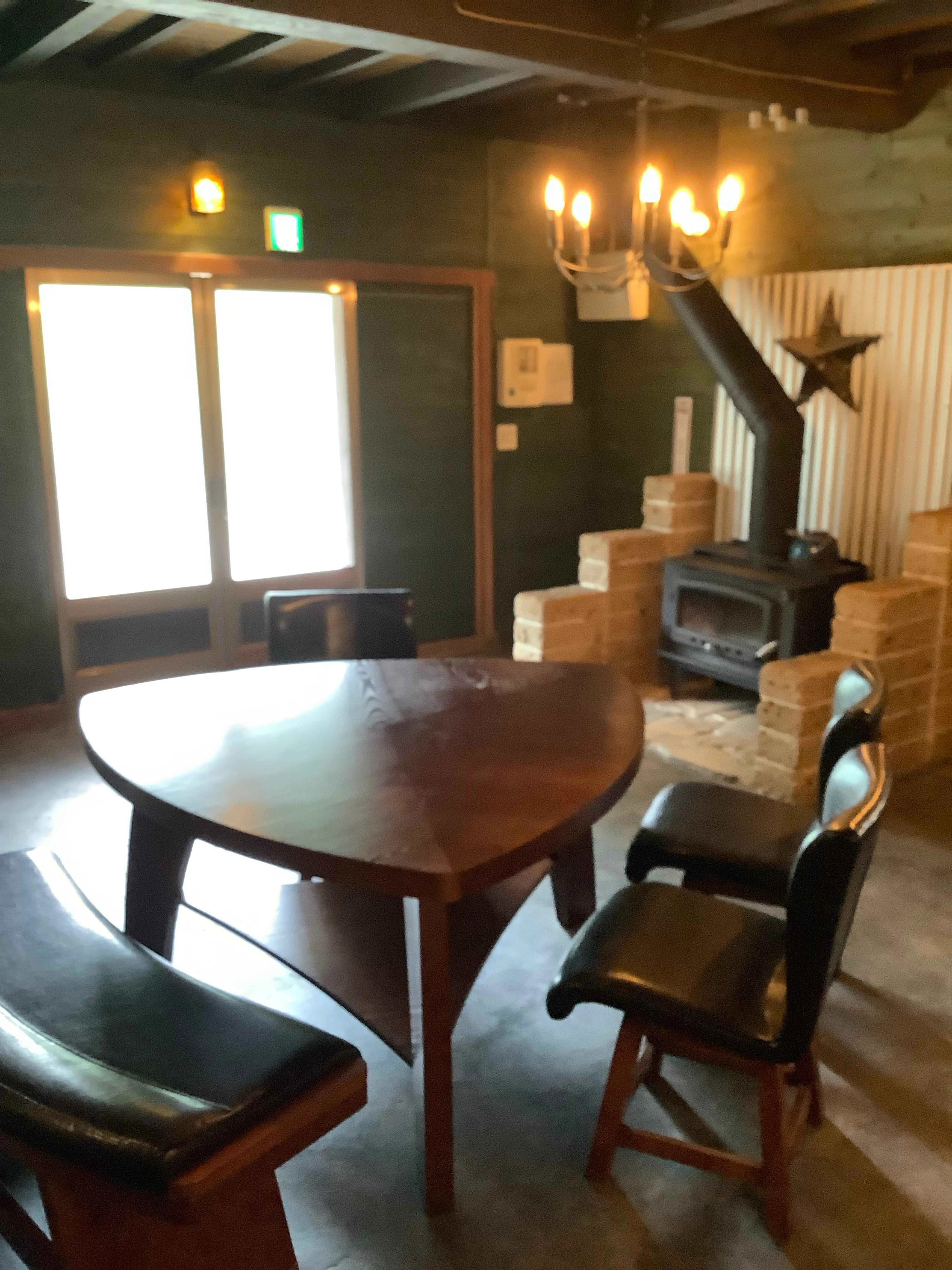 富津市岩本中古戸建の薪ストーブ付きダイニング