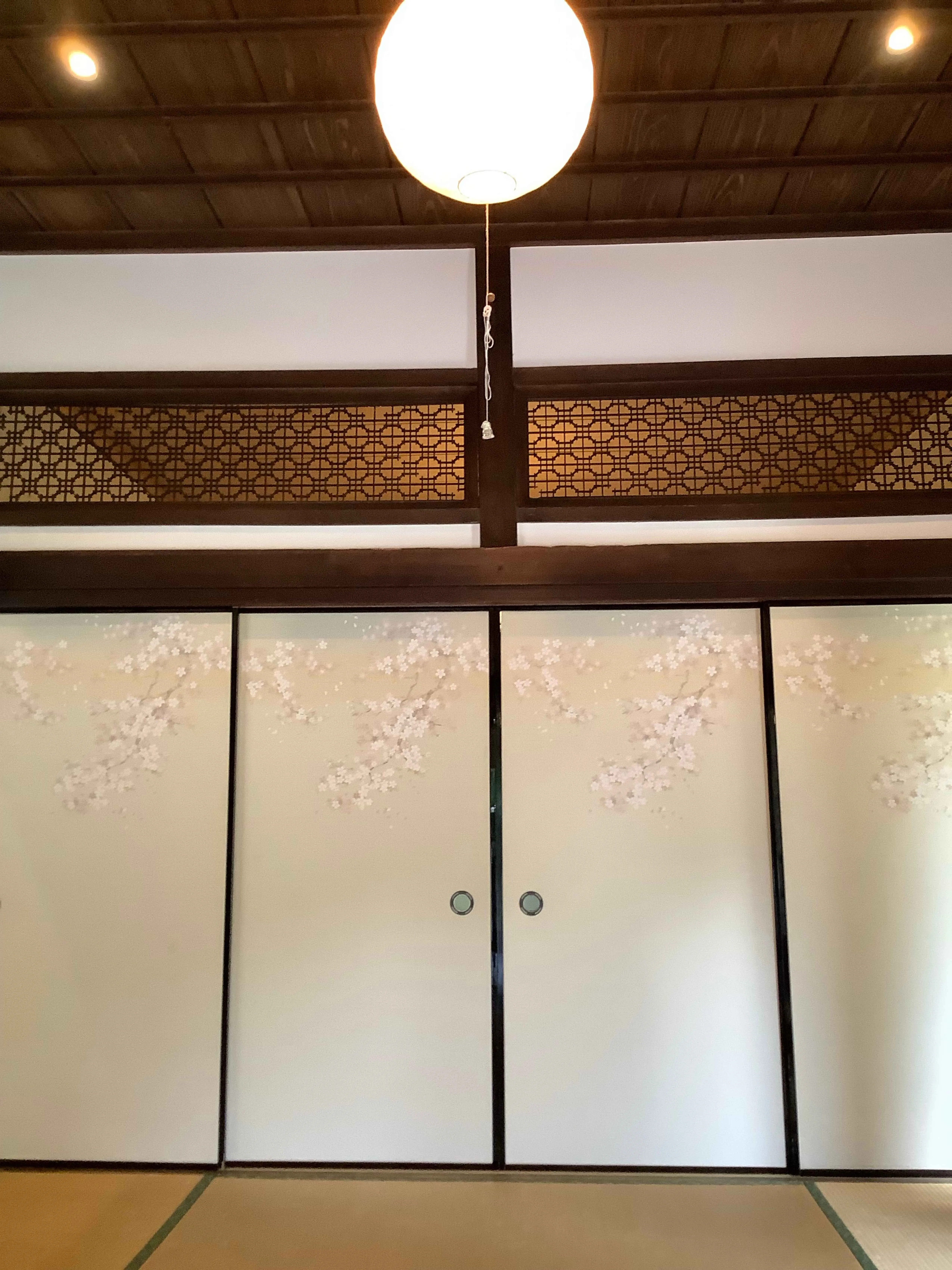富津市岩本中古戸建の和室内観、桜柄襖と組子欄間
