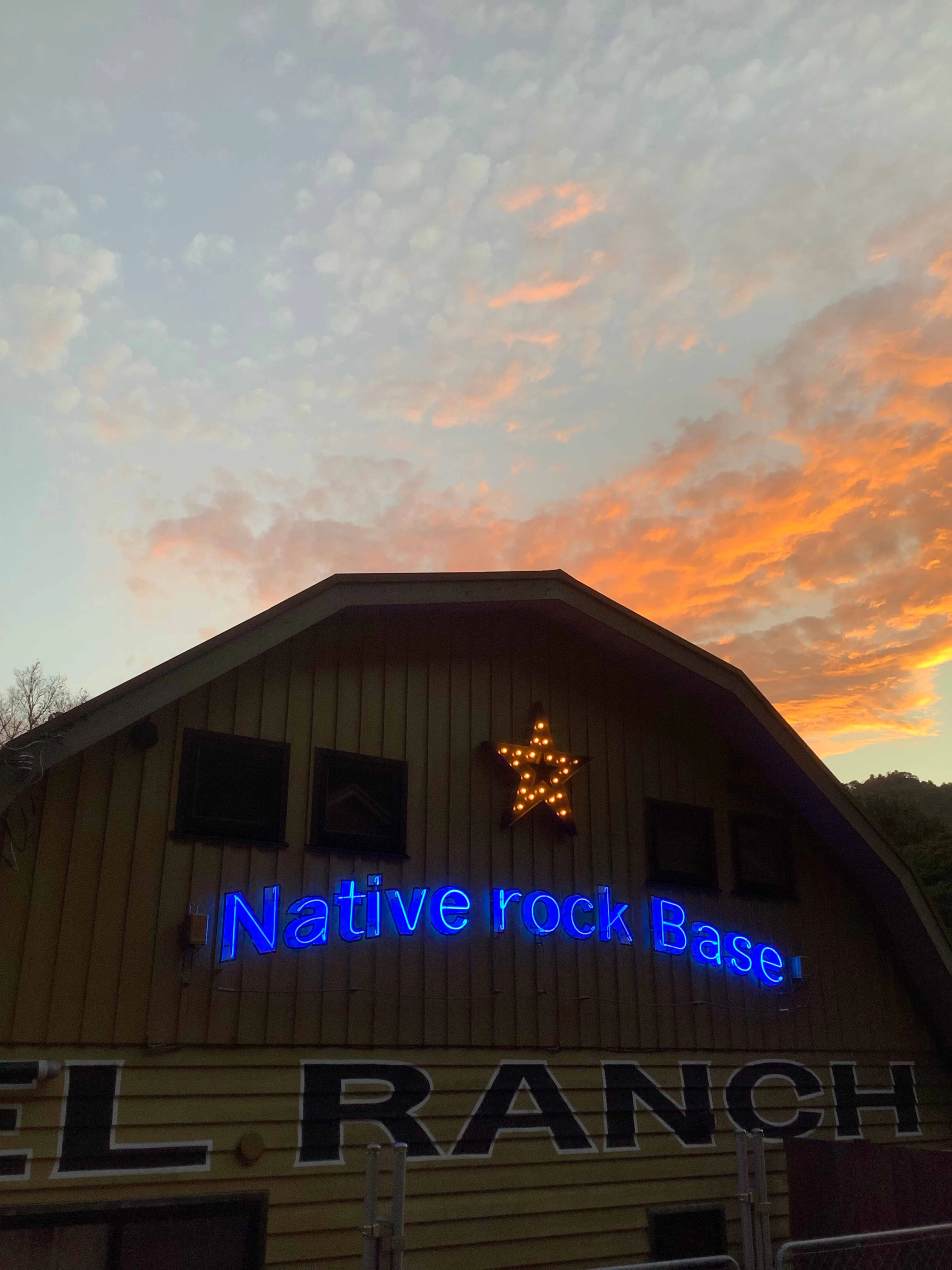 富津市岩本中古戸建 Native rock Base 夕暮れ時の外観