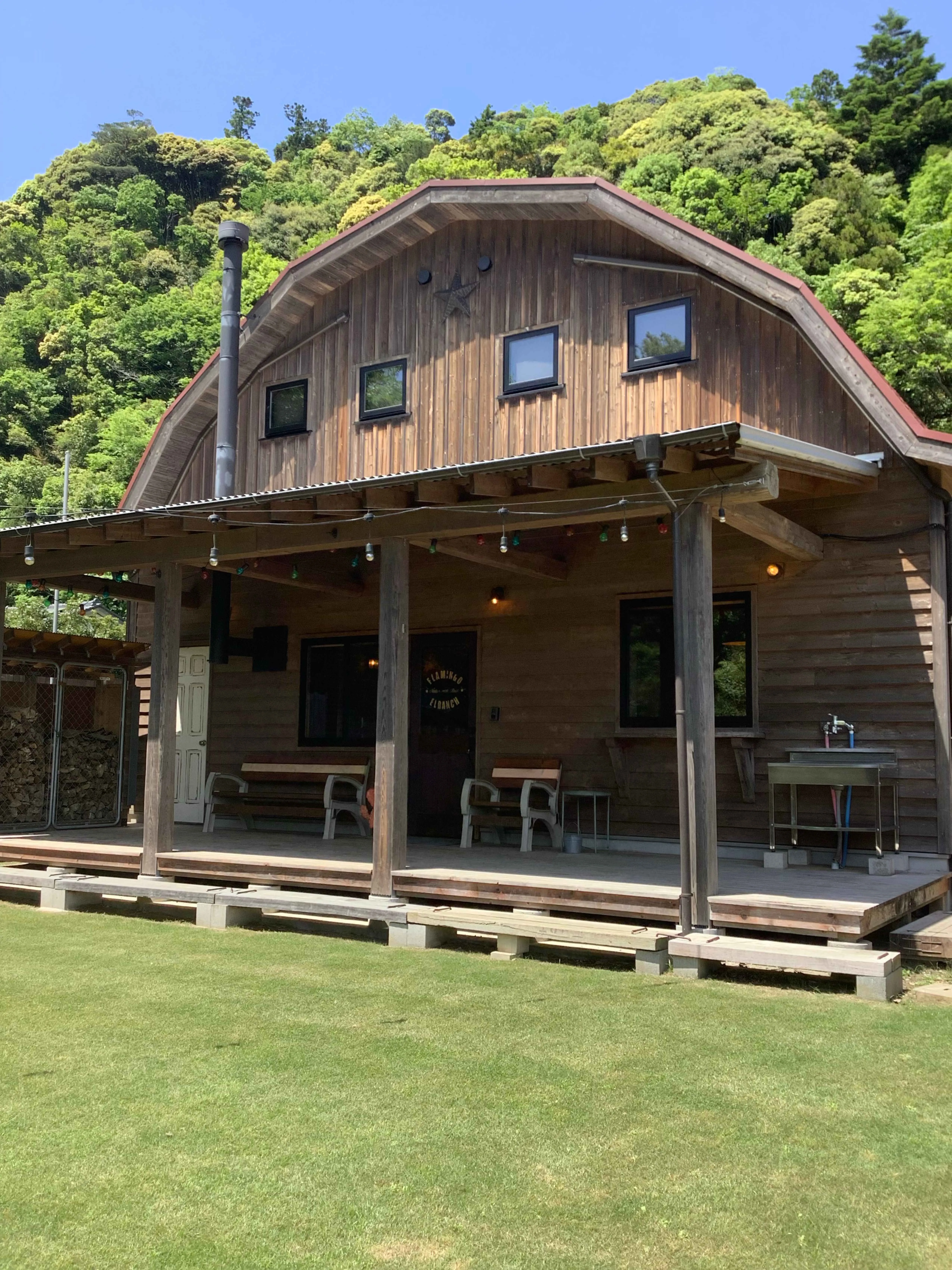 富津市岩本中古戸建 緑豊かな山麓に佇む木製カバードポーチ付きログハウス風住宅