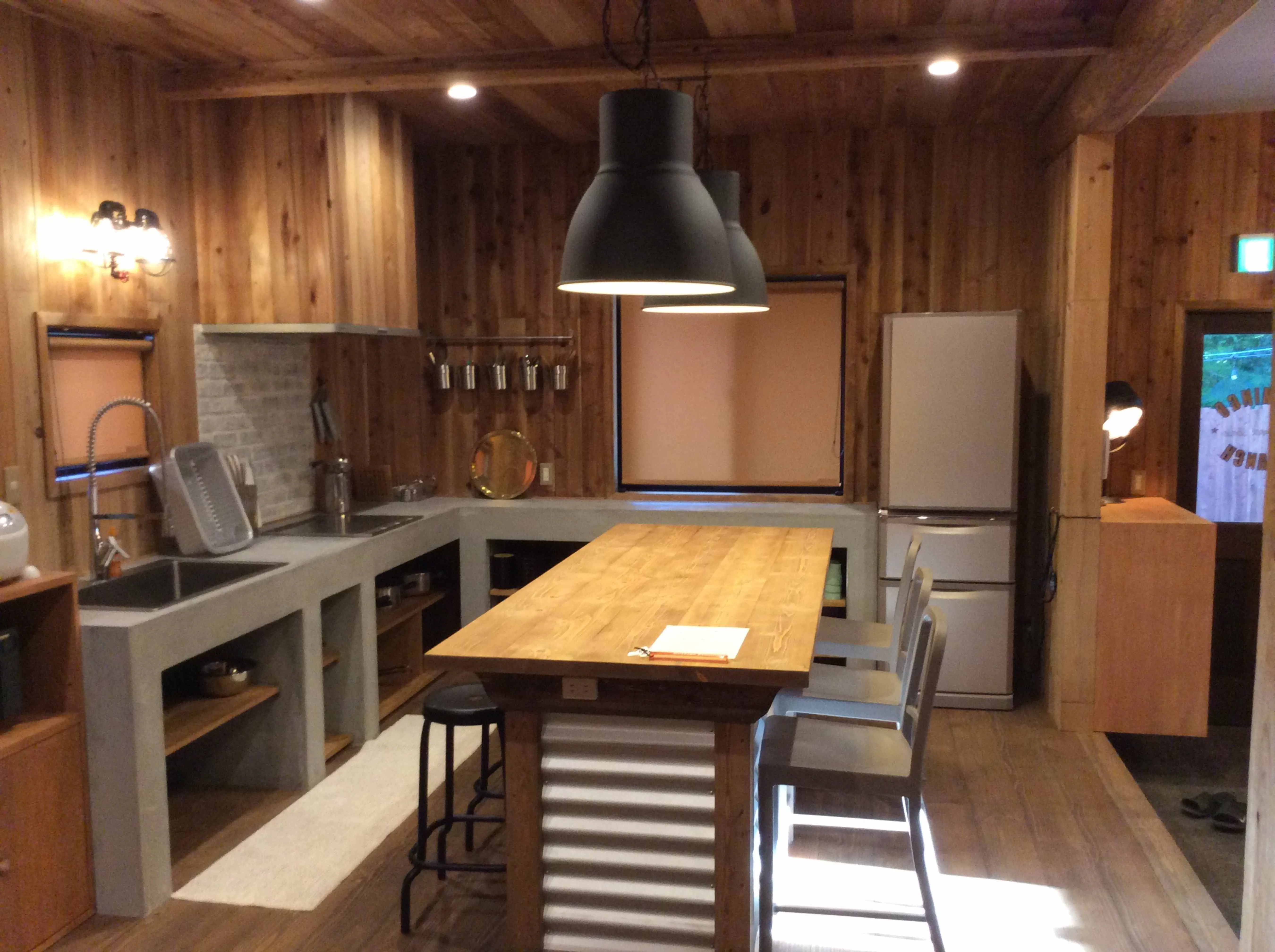 富津市岩本中古戸建の木材をふんだんに使った温かみあるキッチン・ダイニング