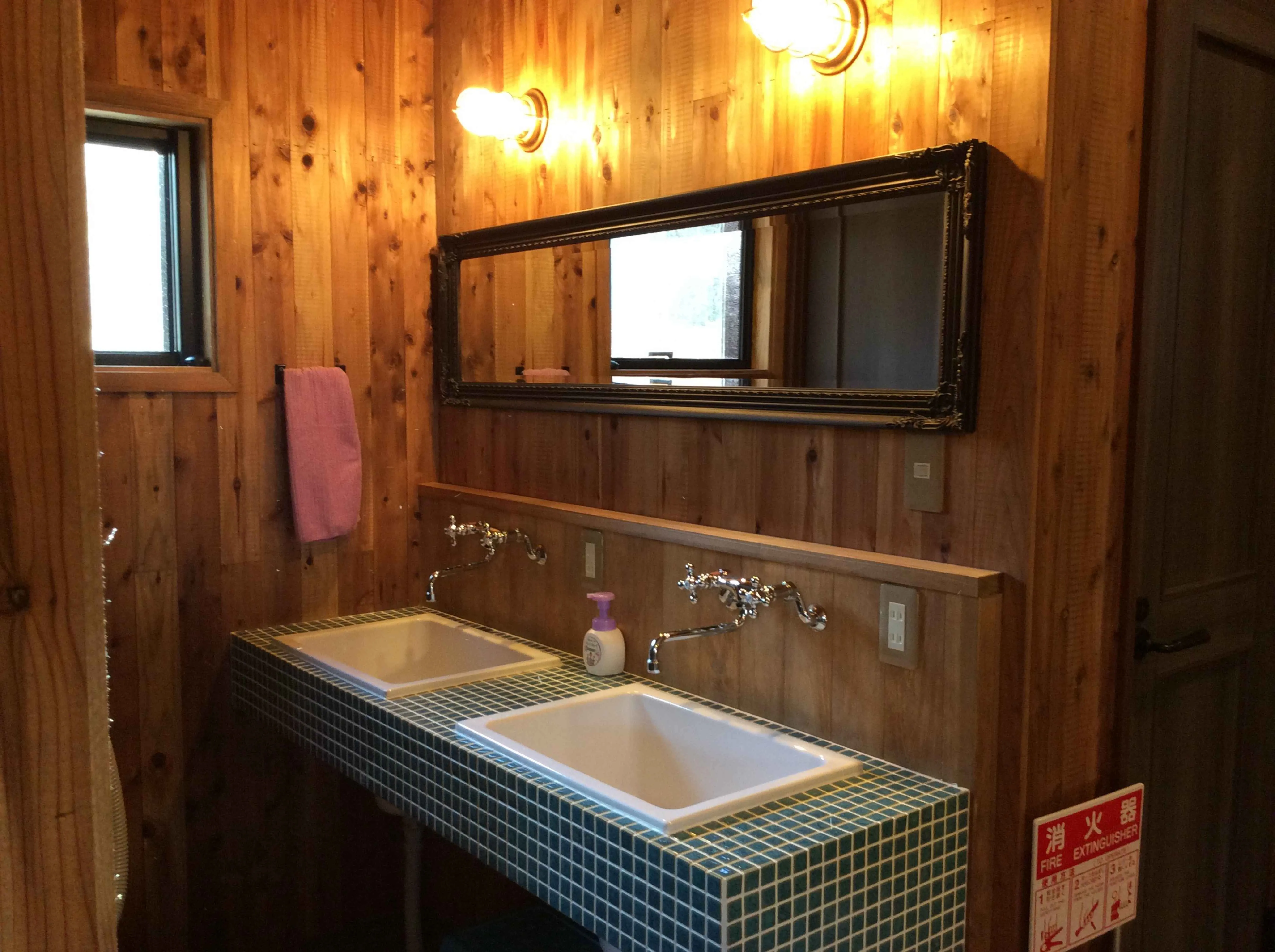 富津市岩本中古戸建の洗面室・木の温もりあふれるタイル張り洗面台