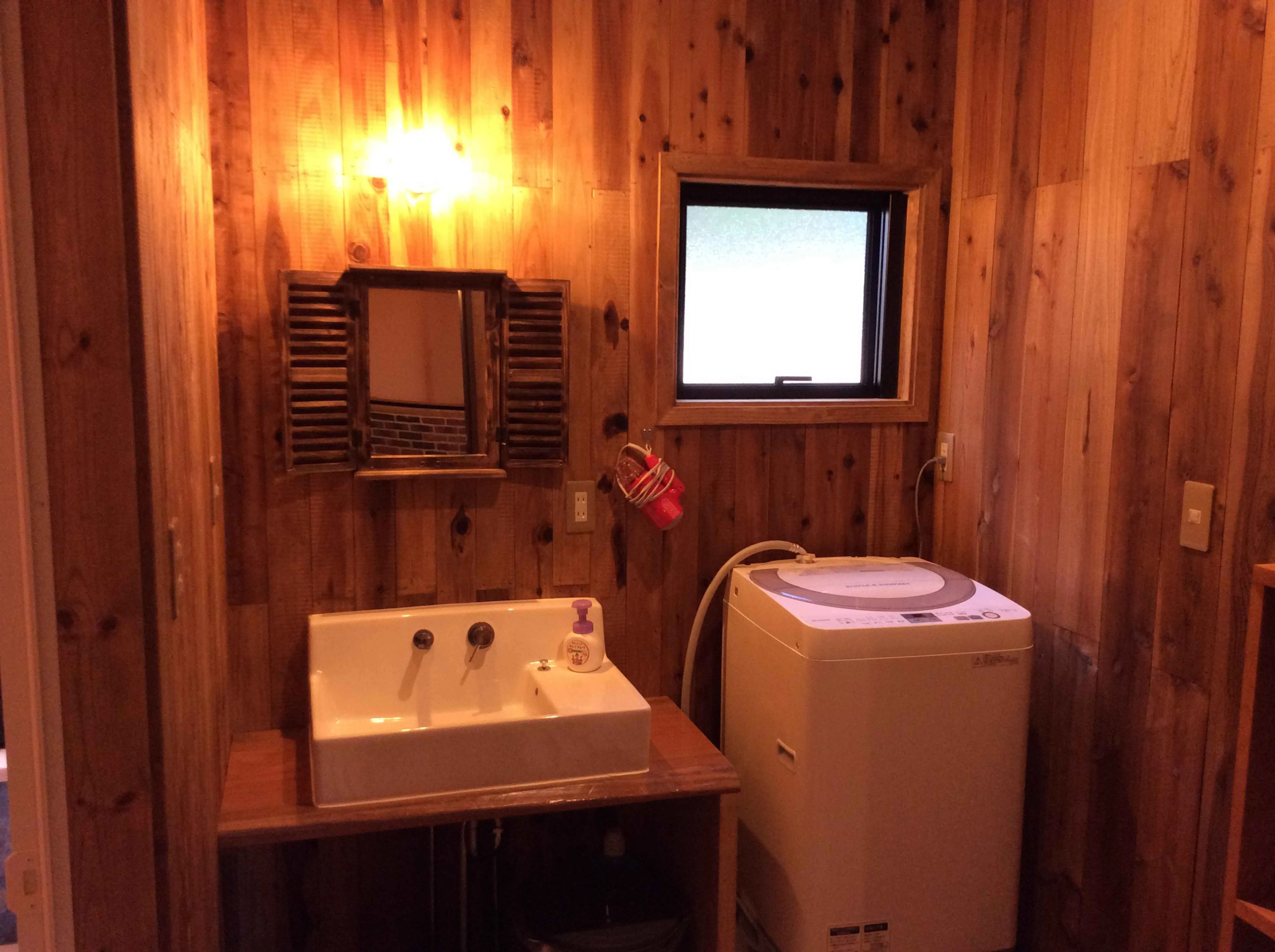 富津市岩本中古戸建の木の温もり溢れる洗面室