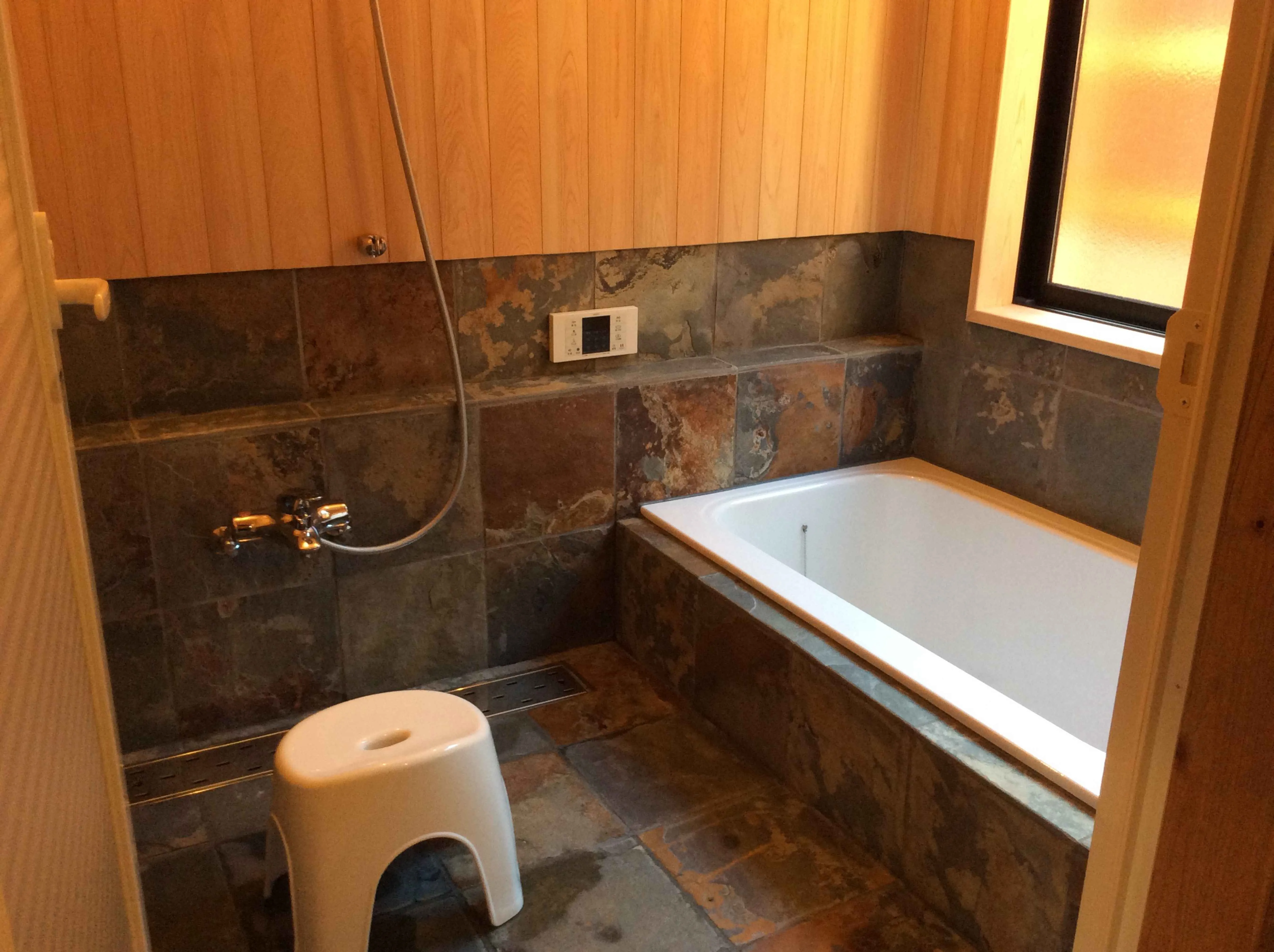 富津市岩本中古戸建の天然石張り浴室