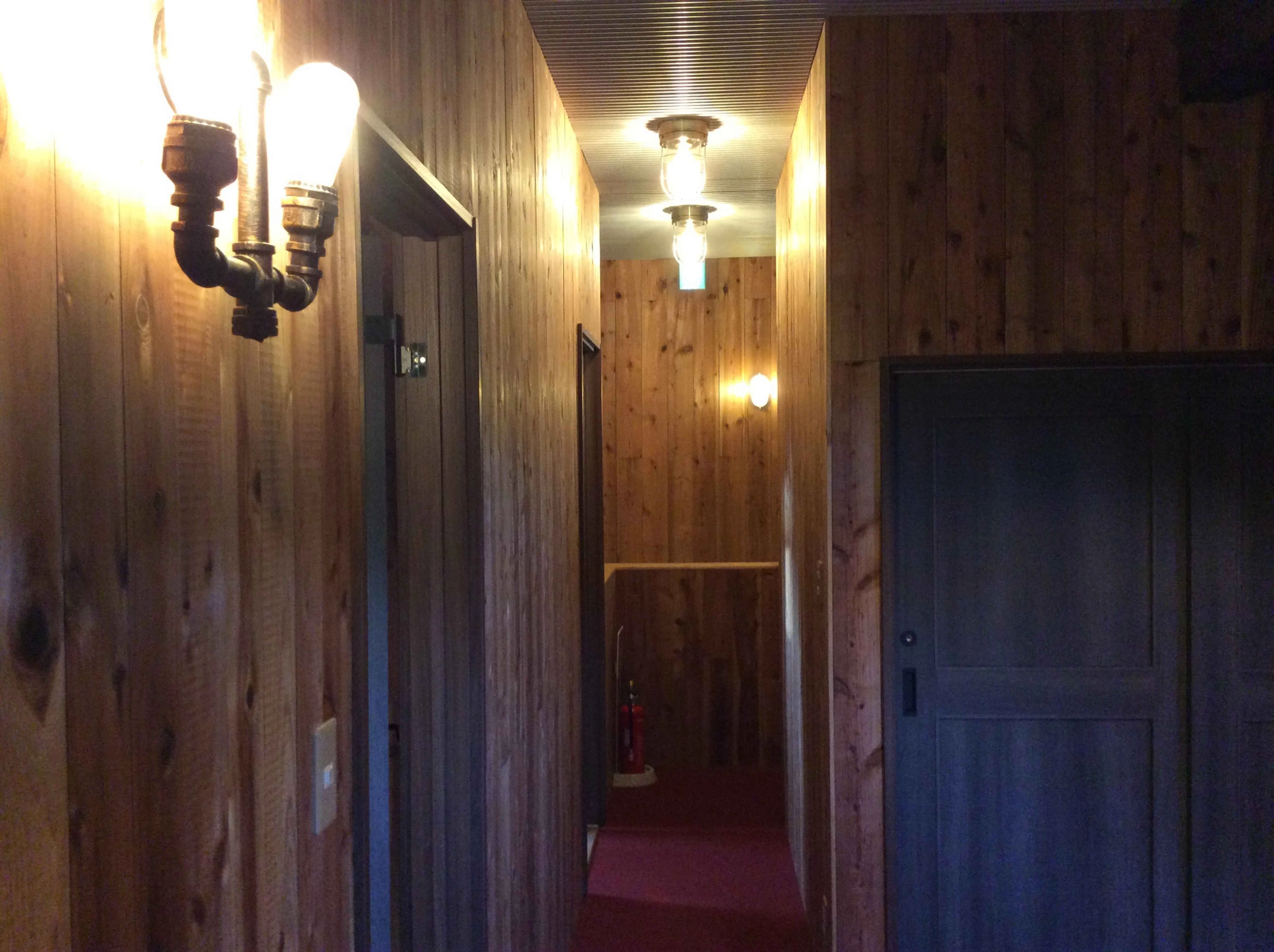 富津市岩本中古戸建の木材仕上げ廊下・温かい照明