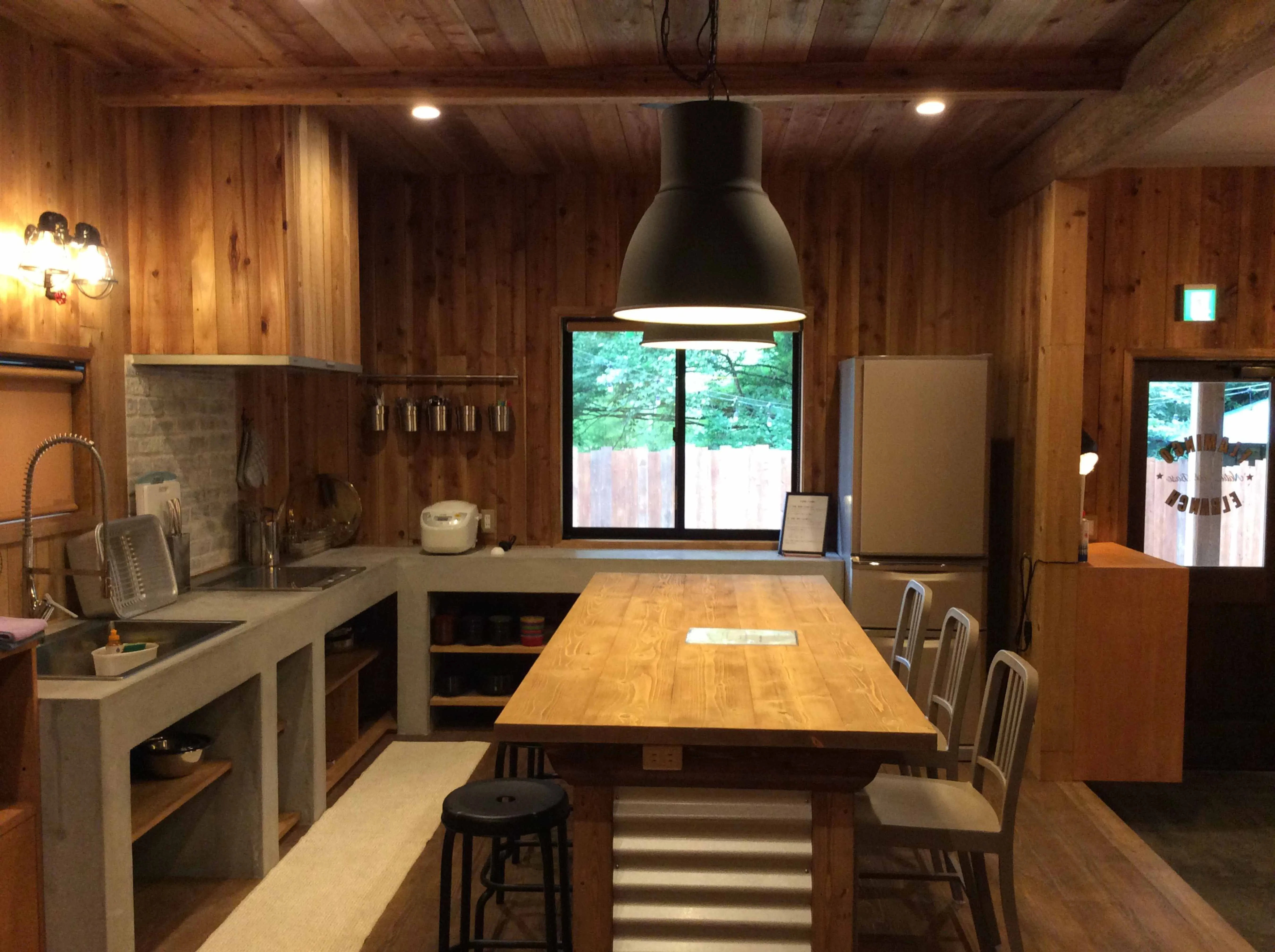 富津市岩本中古戸建の木の温もり溢れるキッチンダイニング