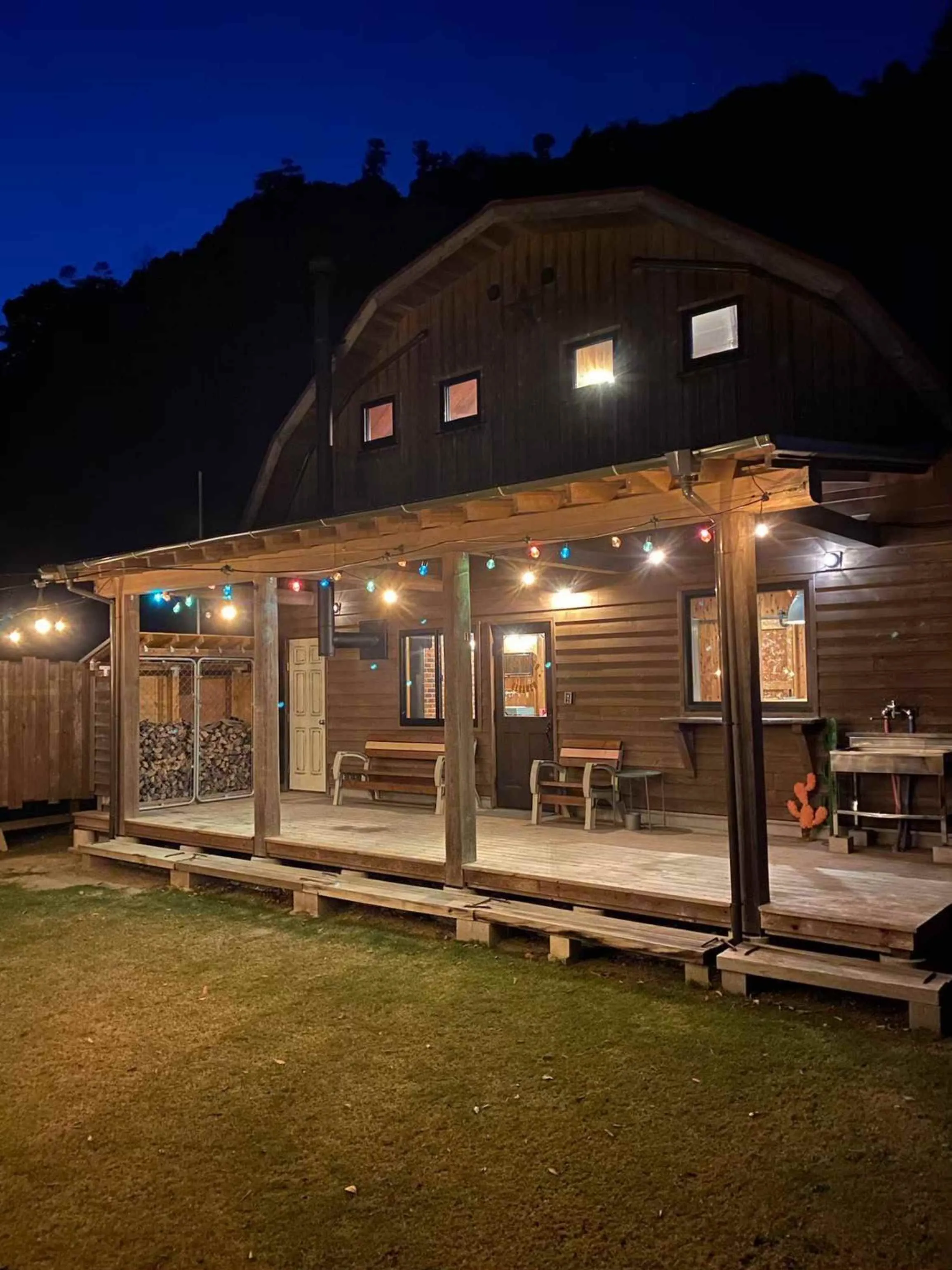 富津市岩本中古戸建の夜景、イルミネーション装飾された木製テラス