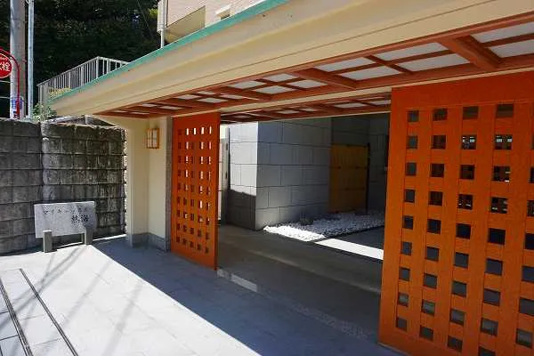 熱海市マンション駐車場入口