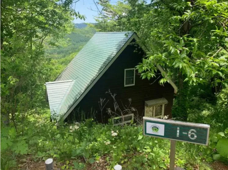軽井沢中古別荘の森の中の外観