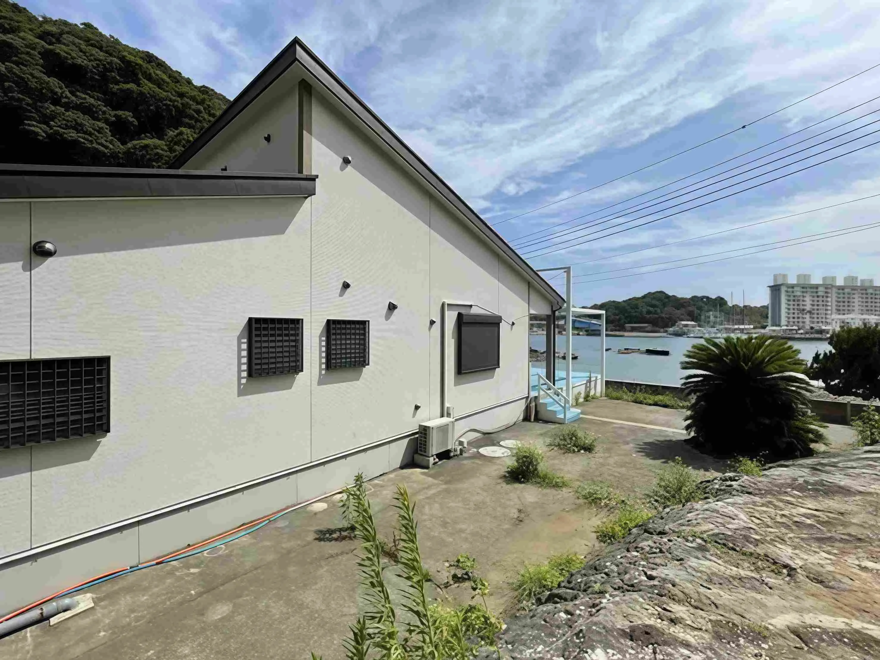 三浦市初声町中古戸建の外観(別角度)
