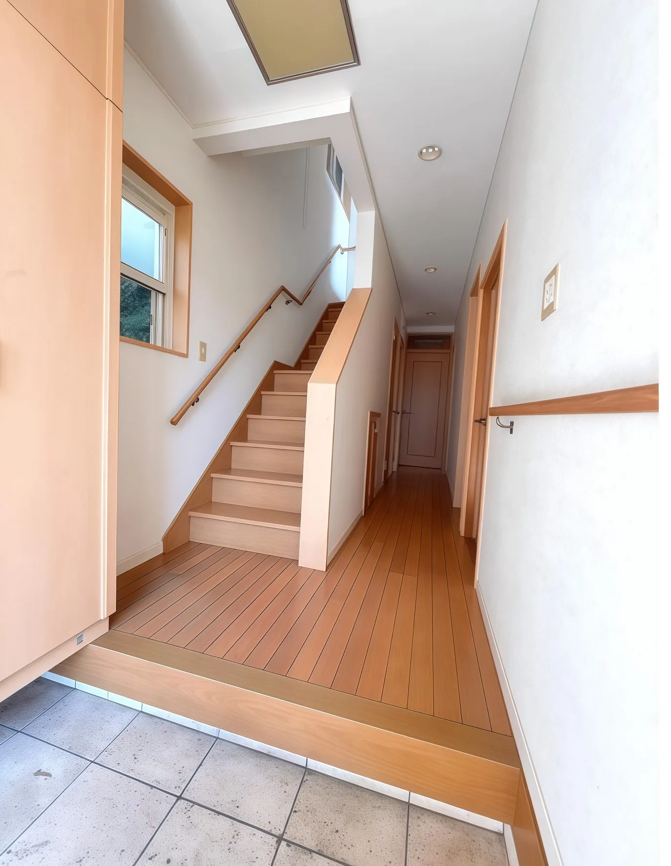 葉山町堀内中古戸建の玄関と階段