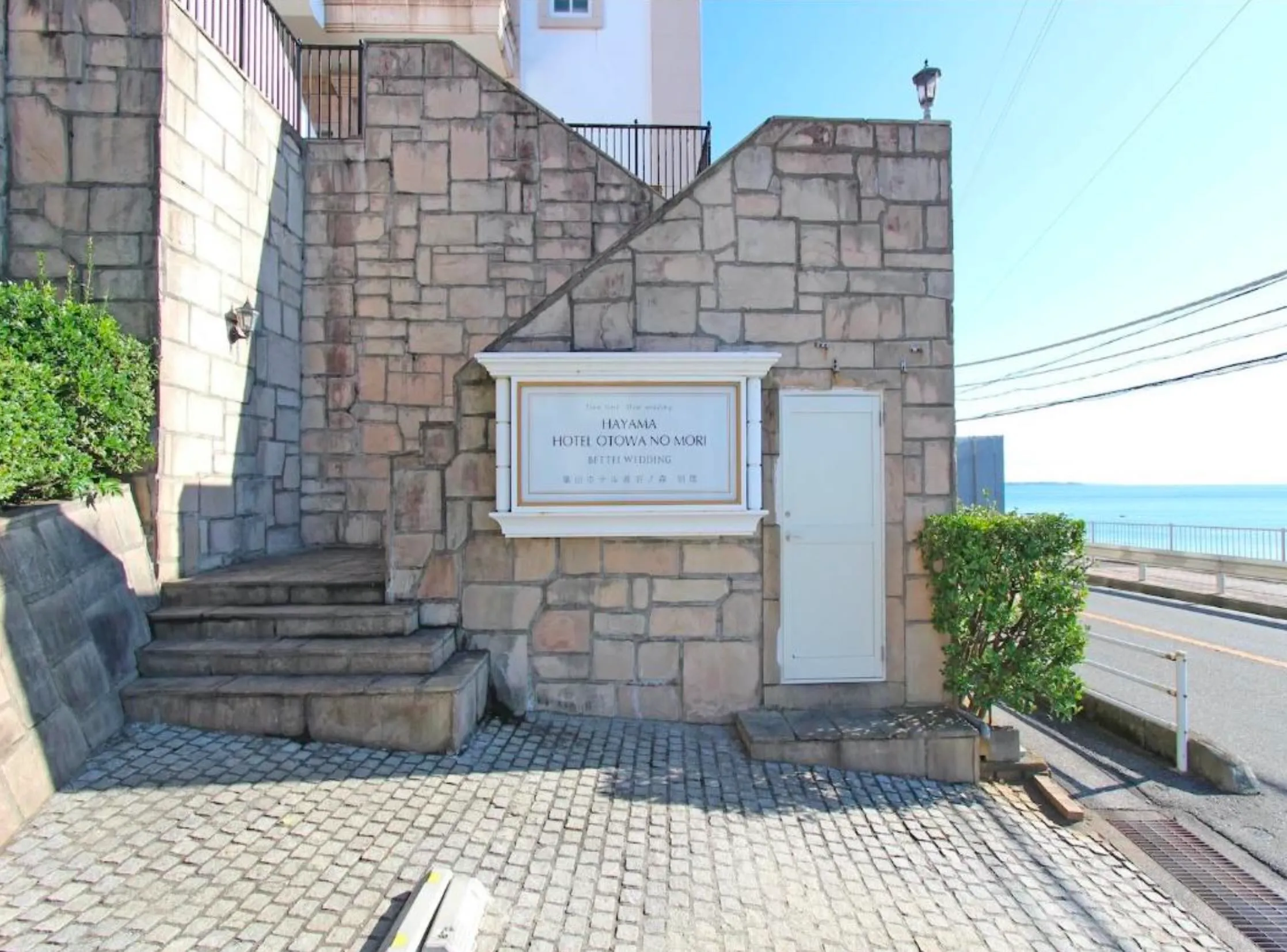 横須賀市秋谷売地の建物エントランス