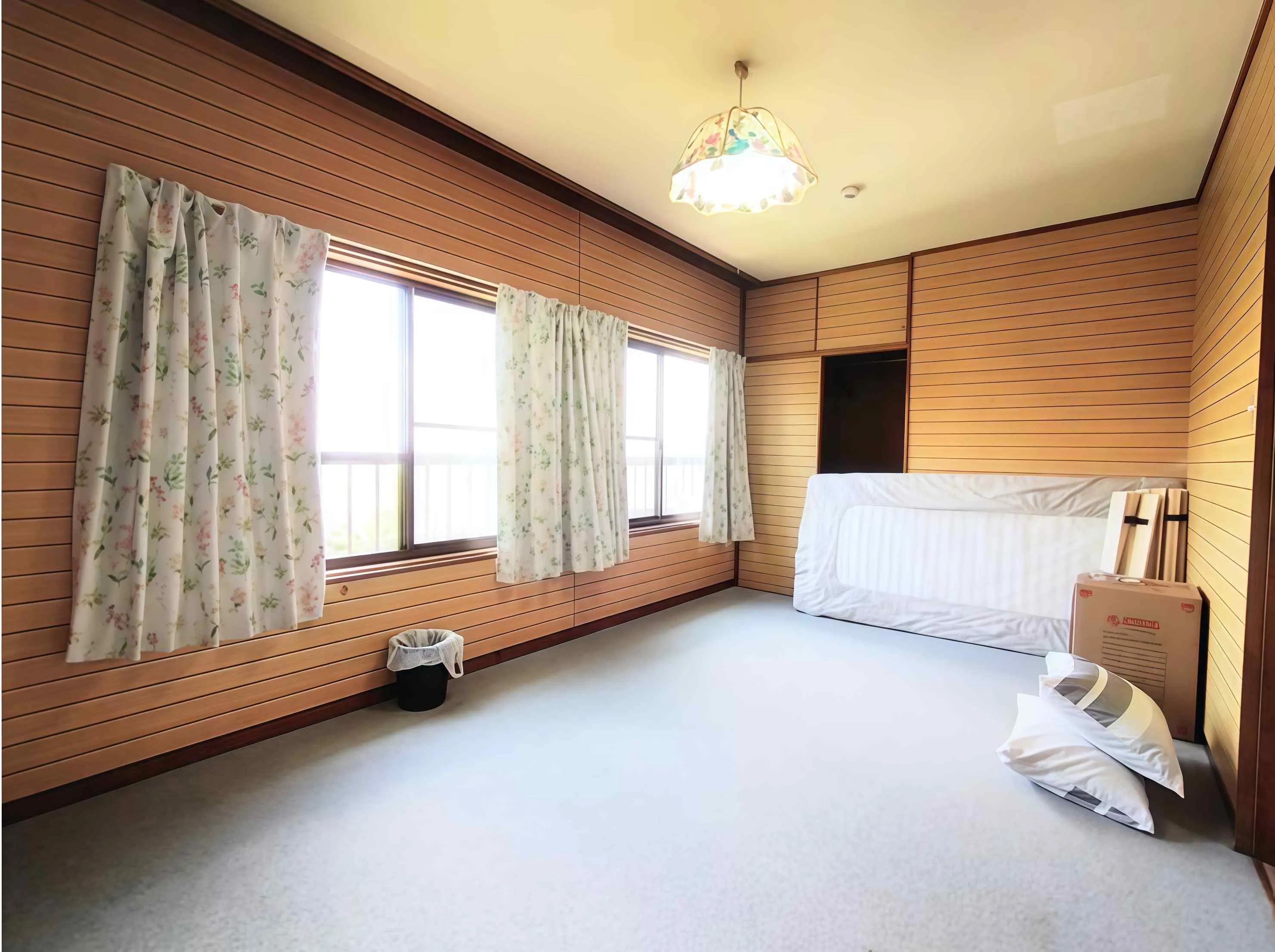西熱海町店舗付中古戸建の2階洋室