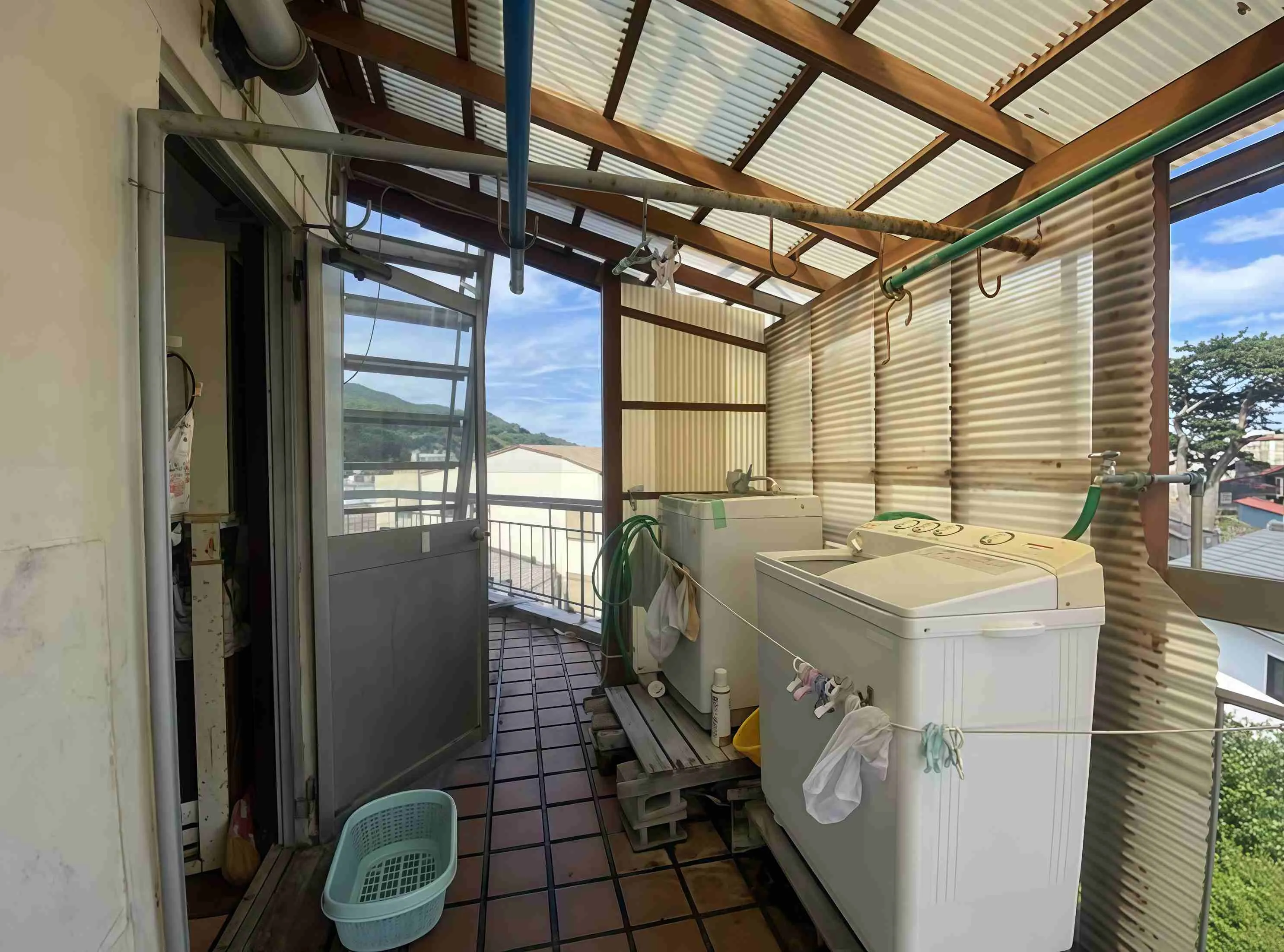 波型屋根の洗濯場