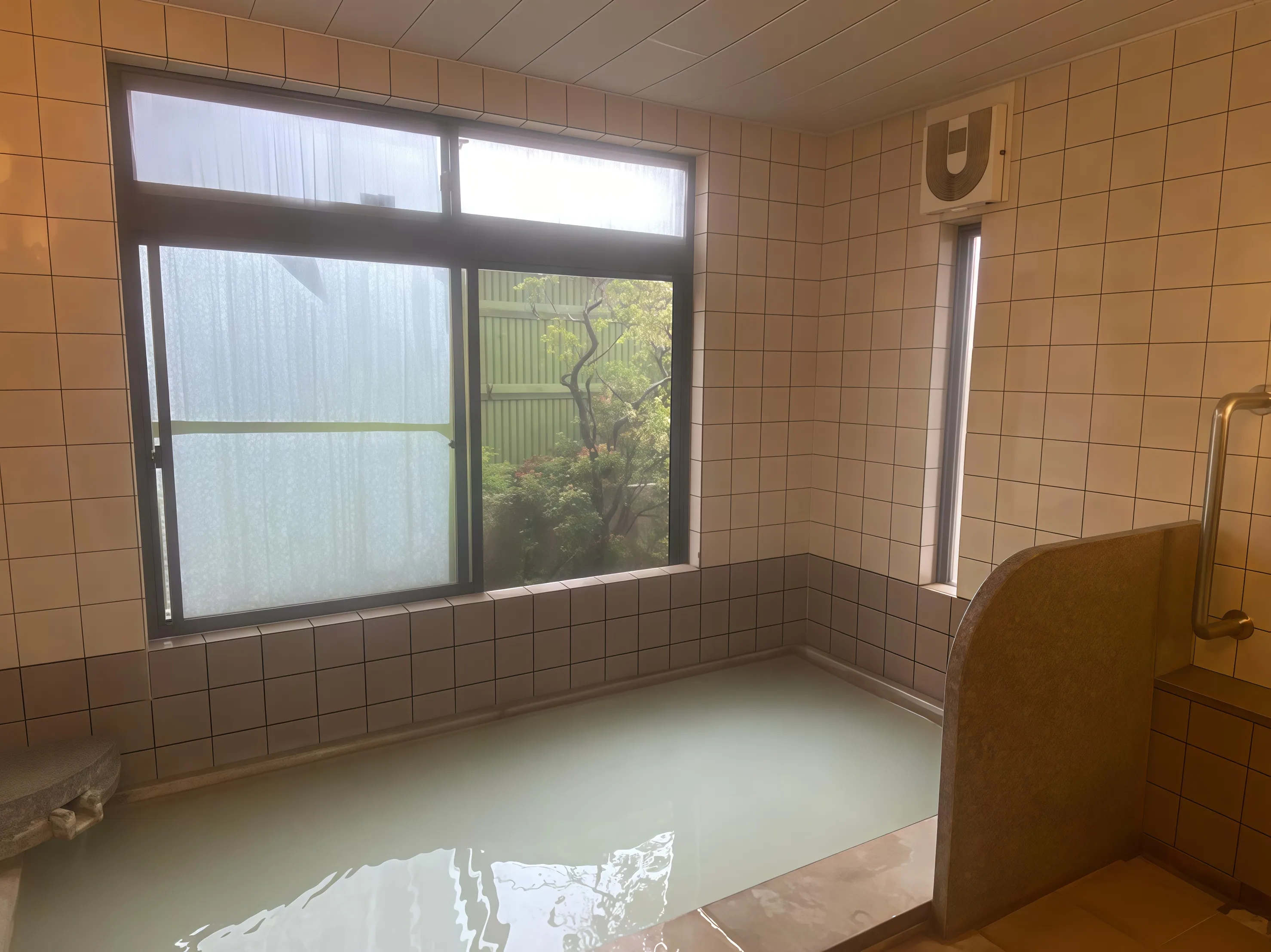 箱根強羅運営中旅館の浴室(浴槽②)