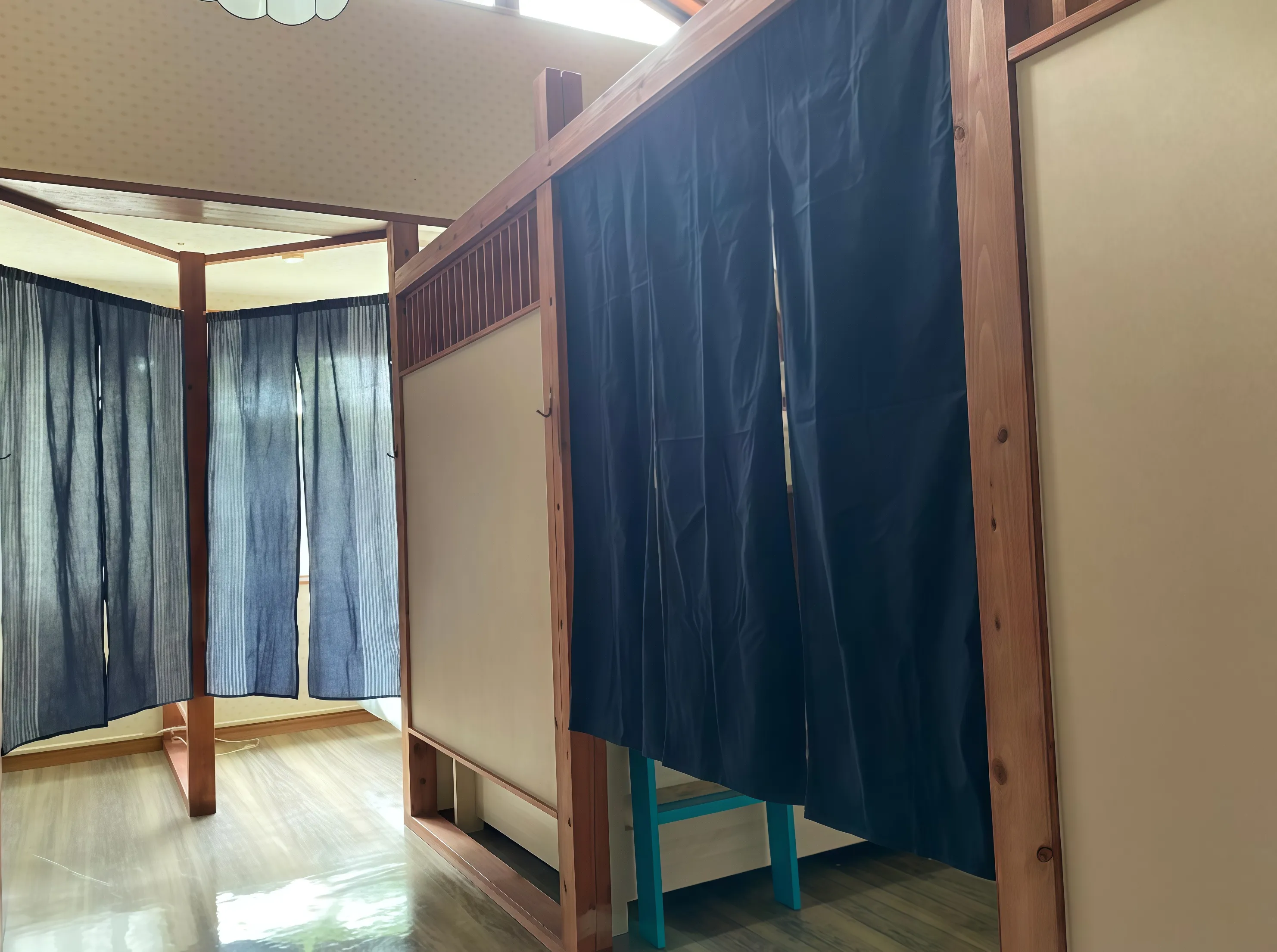 箱根強羅運営中旅館の客室の暖簾仕切り①