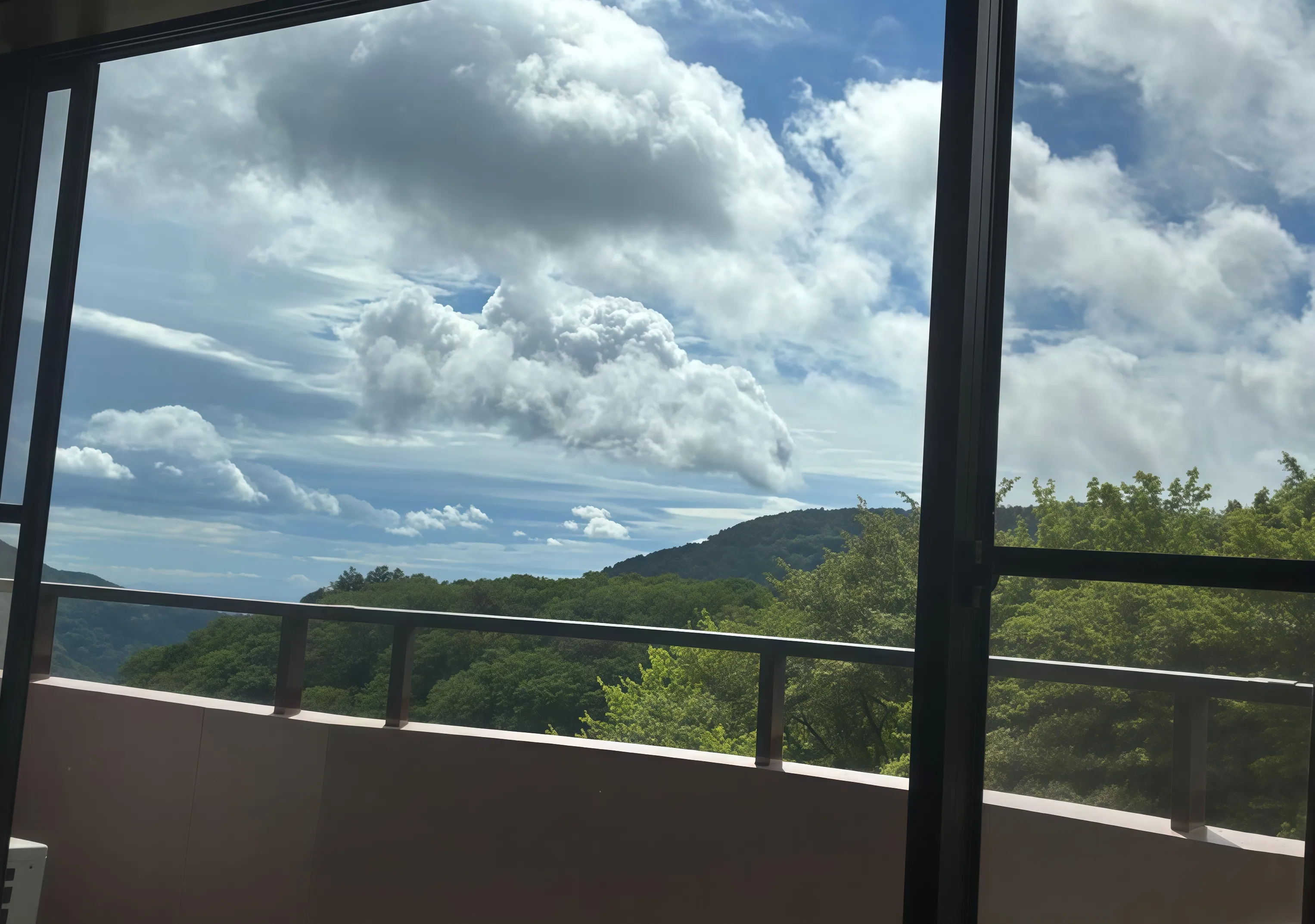 箱根強羅運営中旅館の窓からの眺望