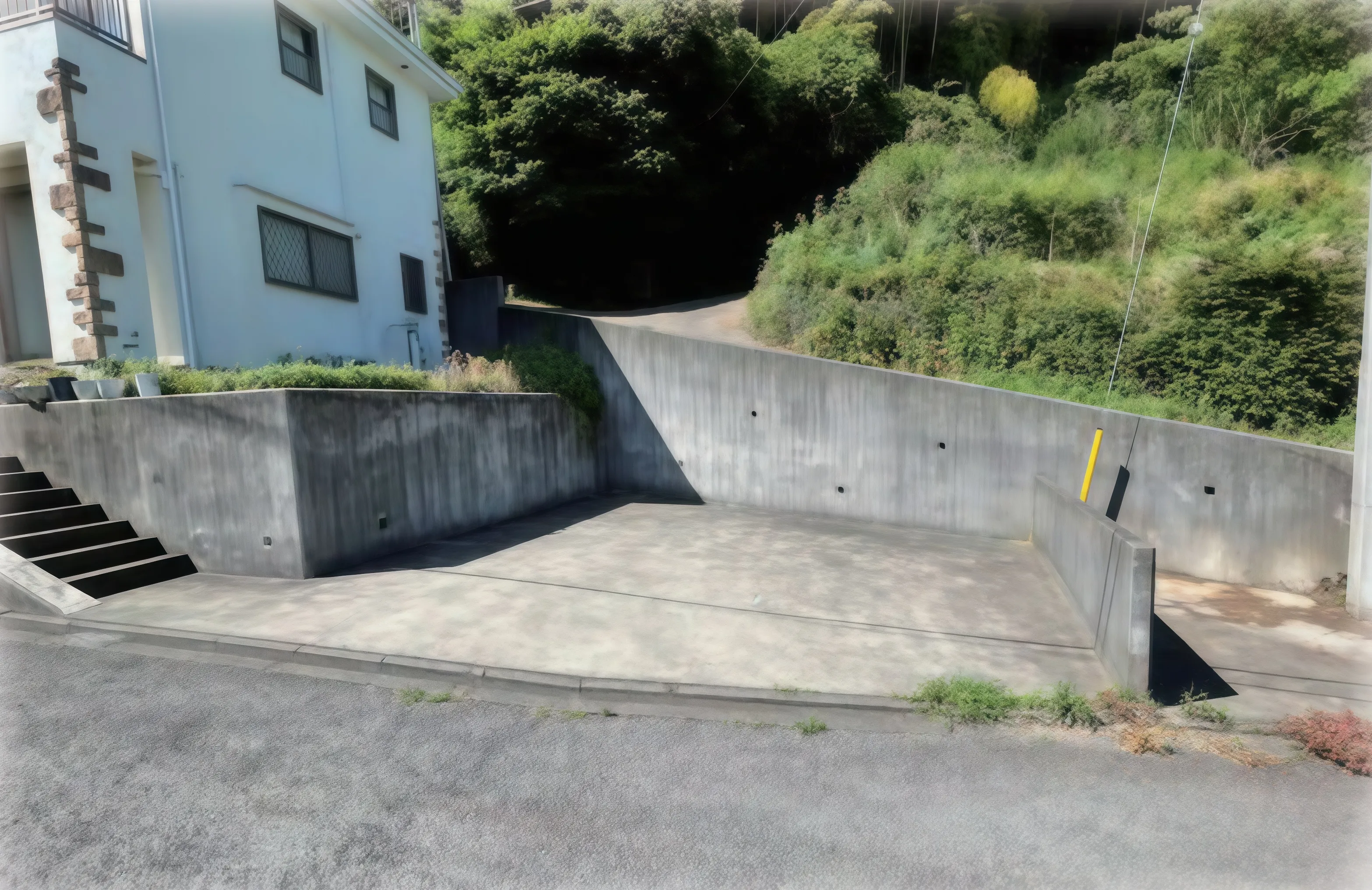 湯河原町吉浜高台の邸宅の駐車場