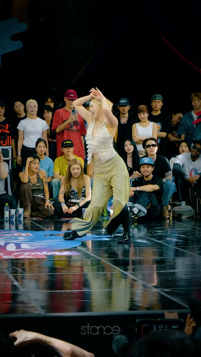 disco vibes! 💃🏻 🪩 @locker.zee 

🎶 @beegees 
📍 @redbullkr @redbulldance