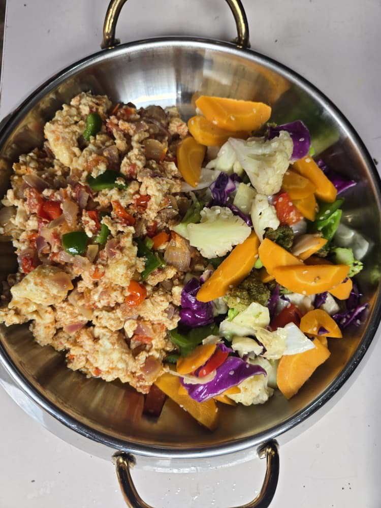 Scrambled eggs with sautèed vegetables