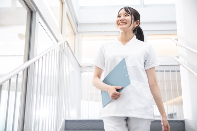 理学療法士としての職務経歴書は、あなたのキャリアや専門性、職場での実績を具体的に示すための重要な書類です。医療業界、特にリハビリテーションの分野は常に進化しており、理学療法士としての専門知識や技術、経験は高く評価されます。そのため、職務経歴書は単に経歴を記載するだけでなく、あなたの専門性や職場での成果を具体的に伝えることが重要です。