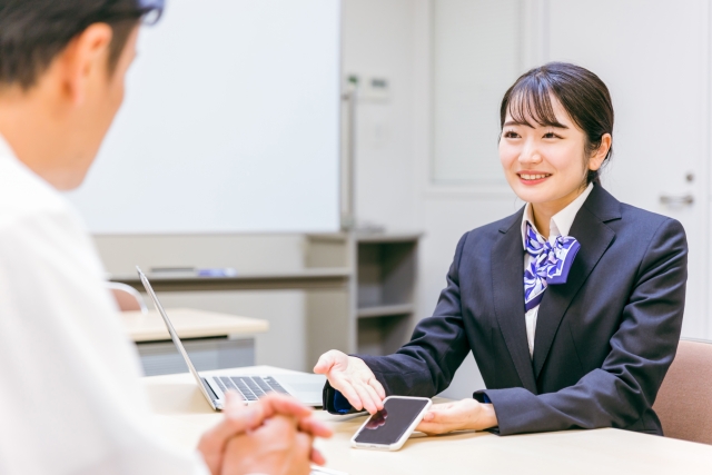 携帯販売の仕事をアピールする職務経歴書の作成は、転職活動の重要なステップの一つです。販売スタッフとしての経験や実績を効果的に伝えることで、採用担当者にあなたの能力をアピールすることができます。しかし、自分の強みや経験を適切な言葉で表現するのは意外と難しいものです。特に接客経験が浅い方にとっては、何をどのように書けばよいか悩むこともあるでしょう。