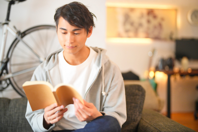 20代はキャリアを築く上での基盤となる時期です。この時期に身につけるべきビジネススキルは、転職を考える際やビジネスパーソンとしての成長に大きく影響します。