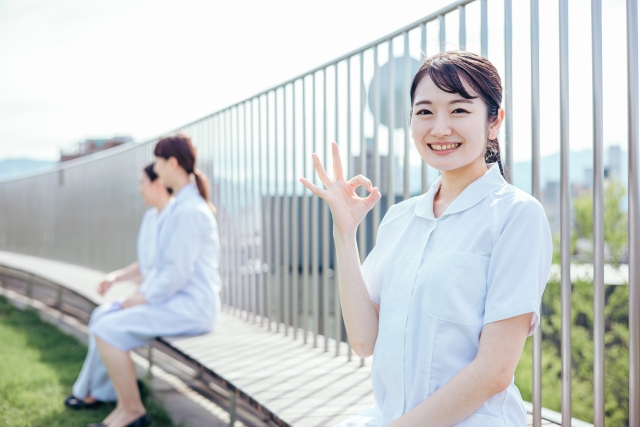歯科衛生士としてのキャリアを次のステップに進めるためには、魅力的で効果的な職務経歴書の作成が欠かせません。この記事では、歯科衛生士専門の職務経歴書の書き方に焦点を当て、あなたが転職市場で一際目立つための重要なポイントを詳しく解説します。歯科衛生士としての仕事内容、職務経歴書の書き方のコツ、必要な資格、さらには見本やテンプレートまで、あらゆる角度から役立つ情報を提供しています。このガイドを読むことで、あなたの職務経歴書が採用担当者の目に留まり、次の職場での成功への扉を開く第一歩となるでしょう。