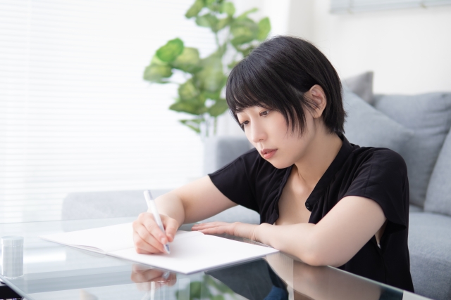 職務経歴書における自己PRは、転職やキャリアアップにおいて非常に重要な要素です。しかし、多くの人がどのように自己PRを書けばいいのか、どうすれば効果的なのかについて悩んでいます。この記事では、そんな自己PRに関するよくある質問とその回答をまとめ、より効果的な職務経歴書の作成をサポートします。