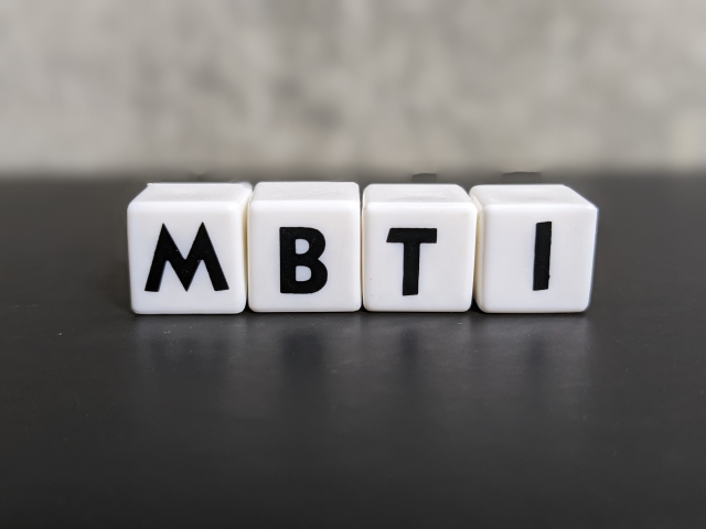 最近よく耳にするMBTIですが、人から聞かれても説明できないという人の方が多いのではないでしょうか。本記事では、MBTIの概要から16タイプ一覧まで、詳細に説明をしていきます。MBTIとはあなたの内面を理解し、キャリアや人間関係に活かすことができる自己分析ツールの一つですが、この記事では、MBTIの基本から、自己分析の方法、さらにはタイプ別の職業適性について詳しく解説します。
